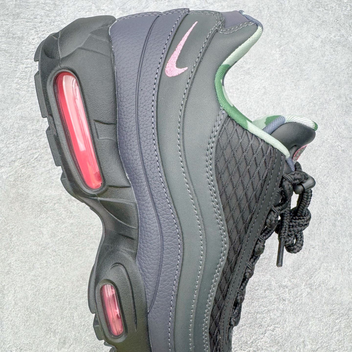 图片[6]-＃KZ神版 Corteiz x NK Air Max 95 联名复古舒适气垫运动鞋 黑红 FB2709-001 亲自操刀耗时半年开发 重金购买全套印尼原厂纸板楦头开发 2025官方主推系列 致敬诞生30周年的传奇鞋型 Air Max 95 系列再度重磅复刻归来 以全新配色续写光辉历史 更以现代手法重塑经典 将复古风格与前沿科技完美融合 一比一鞋头弧度高度鞋身弧度 东莞原厂模具大底 一码一模 原厂高韧性Tpu 独家供应45.5 48.5 原厂特供同批次皮料与Zp零色差 原厂特供内外标均可过绿X扫描认证 独家原装Big Bubble气垫 气垫体积更大 提供更强的缓震性能和回弹性 进口玻璃冲刀皮料裁剪零毛边 电脑针车工艺 鞋面不留荧光细节 平台可冲 超高鞋面清洁度 最高QC检验标准 控制溢胶瑕疵 每一双都是工艺品 实拍调校N版已经零色差零失真 百分百还原实物色彩所见即所得 不存在货不对板色差等低级问题 选购参考实物拍摄 不混卖不参货 只用心做好货严格选品 承诺混一赔十 尺码：40 40.5 41 42 42.5 43 44 44.5 45 45.5 46 47.5 48.5-选品中心