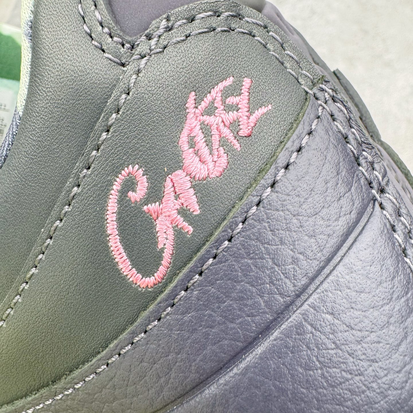 图片[14]-＃KZ神版 Corteiz x NK Air Max 95 联名复古舒适气垫运动鞋 黑红 FB2709-001 亲自操刀耗时半年开发 重金购买全套印尼原厂纸板楦头开发 2025官方主推系列 致敬诞生30周年的传奇鞋型 Air Max 95 系列再度重磅复刻归来 以全新配色续写光辉历史 更以现代手法重塑经典 将复古风格与前沿科技完美融合 一比一鞋头弧度高度鞋身弧度 东莞原厂模具大底 一码一模 原厂高韧性Tpu 独家供应45.5 48.5 原厂特供同批次皮料与Zp零色差 原厂特供内外标均可过绿X扫描认证 独家原装Big Bubble气垫 气垫体积更大 提供更强的缓震性能和回弹性 进口玻璃冲刀皮料裁剪零毛边 电脑针车工艺 鞋面不留荧光细节 平台可冲 超高鞋面清洁度 最高QC检验标准 控制溢胶瑕疵 每一双都是工艺品 实拍调校N版已经零色差零失真 百分百还原实物色彩所见即所得 不存在货不对板色差等低级问题 选购参考实物拍摄 不混卖不参货 只用心做好货严格选品 承诺混一赔十 尺码：40 40.5 41 42 42.5 43 44 44.5 45 45.5 46 47.5 48.5-选品中心