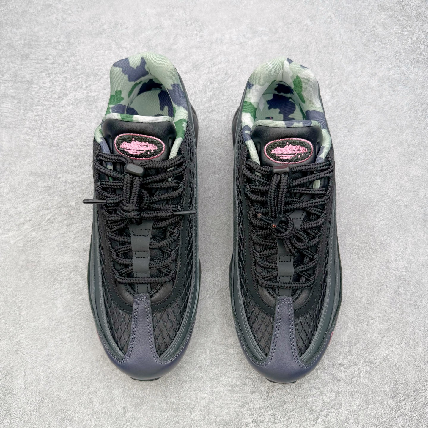 图片[2]-＃KZ神版 Corteiz x NK Air Max 95 联名复古舒适气垫运动鞋 黑红 FB2709-001 亲自操刀耗时半年开发 重金购买全套印尼原厂纸板楦头开发 2025官方主推系列 致敬诞生30周年的传奇鞋型 Air Max 95 系列再度重磅复刻归来 以全新配色续写光辉历史 更以现代手法重塑经典 将复古风格与前沿科技完美融合 一比一鞋头弧度高度鞋身弧度 东莞原厂模具大底 一码一模 原厂高韧性Tpu 独家供应45.5 48.5 原厂特供同批次皮料与Zp零色差 原厂特供内外标均可过绿X扫描认证 独家原装Big Bubble气垫 气垫体积更大 提供更强的缓震性能和回弹性 进口玻璃冲刀皮料裁剪零毛边 电脑针车工艺 鞋面不留荧光细节 平台可冲 超高鞋面清洁度 最高QC检验标准 控制溢胶瑕疵 每一双都是工艺品 实拍调校N版已经零色差零失真 百分百还原实物色彩所见即所得 不存在货不对板色差等低级问题 选购参考实物拍摄 不混卖不参货 只用心做好货严格选品 承诺混一赔十 尺码：40 40.5 41 42 42.5 43 44 44.5 45 45.5 46 47.5 48.5-选品中心