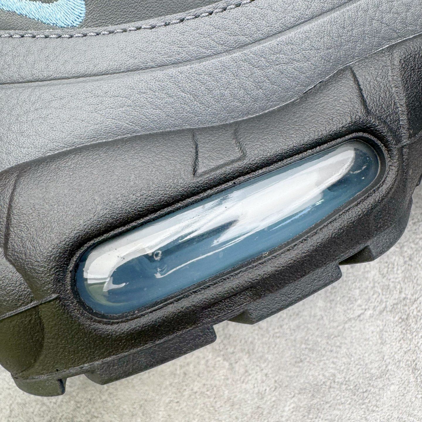 图片[21]-＃KZ神版 Corteiz x NK Air Max 95 联名复古舒适气垫运动鞋 黑蓝 FB2709-002 亲自操刀耗时半年开发 重金购买全套印尼原厂纸板楦头开发 2025官方主推系列 致敬诞生30周年的传奇鞋型 Air Max 95 系列再度重磅复刻归来 以全新配色续写光辉历史 更以现代手法重塑经典 将复古风格与前沿科技完美融合 一比一鞋头弧度高度鞋身弧度 东莞原厂模具大底 一码一模 原厂高韧性Tpu 独家供应45.5 48.5 原厂特供同批次皮料与Zp零色差 原厂特供内外标均可过绿X扫描认证 独家原装Big Bubble气垫 气垫体积更大 提供更强的缓震性能和回弹性 进口玻璃冲刀皮料裁剪零毛边 电脑针车工艺 鞋面不留荧光细节 平台可冲 超高鞋面清洁度 最高QC检验标准 控制溢胶瑕疵 每一双都是工艺品 实拍调校N版已经零色差零失真 百分百还原实物色彩所见即所得 不存在货不对板色差等低级问题 选购参考实物拍摄 不混卖不参货 只用心做好货严格选品 承诺混一赔十 尺码：40 40.5 41 42 42.5 43 44 44.5 45 45.5 46 47.5 48.5-选品中心