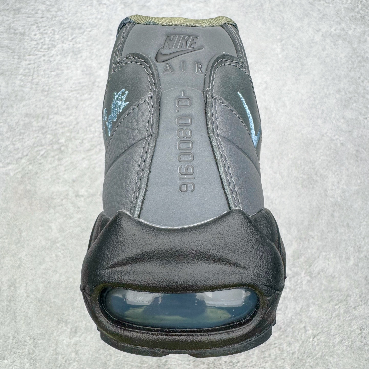 图片[8]-＃KZ神版 Corteiz x NK Air Max 95 联名复古舒适气垫运动鞋 黑蓝 FB2709-002 亲自操刀耗时半年开发 重金购买全套印尼原厂纸板楦头开发 2025官方主推系列 致敬诞生30周年的传奇鞋型 Air Max 95 系列再度重磅复刻归来 以全新配色续写光辉历史 更以现代手法重塑经典 将复古风格与前沿科技完美融合 一比一鞋头弧度高度鞋身弧度 东莞原厂模具大底 一码一模 原厂高韧性Tpu 独家供应45.5 48.5 原厂特供同批次皮料与Zp零色差 原厂特供内外标均可过绿X扫描认证 独家原装Big Bubble气垫 气垫体积更大 提供更强的缓震性能和回弹性 进口玻璃冲刀皮料裁剪零毛边 电脑针车工艺 鞋面不留荧光细节 平台可冲 超高鞋面清洁度 最高QC检验标准 控制溢胶瑕疵 每一双都是工艺品 实拍调校N版已经零色差零失真 百分百还原实物色彩所见即所得 不存在货不对板色差等低级问题 选购参考实物拍摄 不混卖不参货 只用心做好货严格选品 承诺混一赔十 尺码：40 40.5 41 42 42.5 43 44 44.5 45 45.5 46 47.5 48.5-选品中心