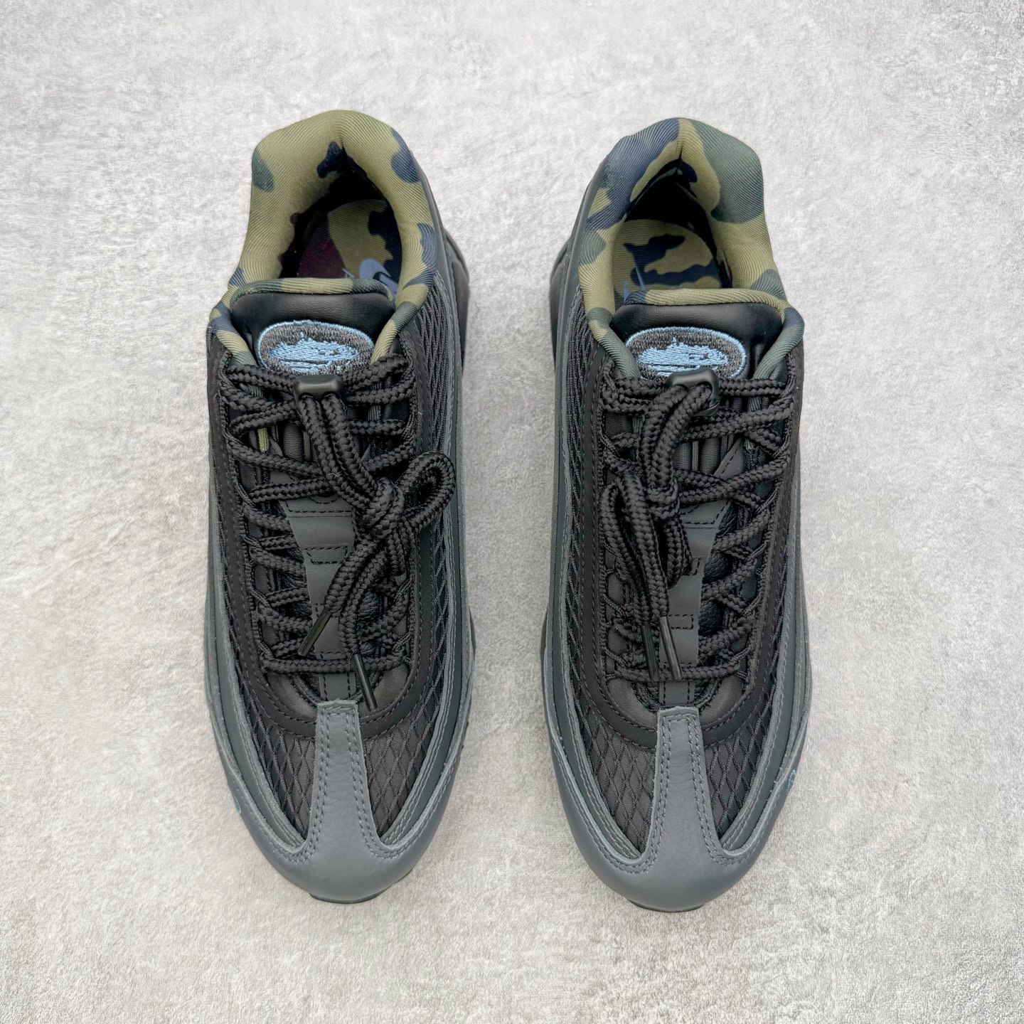 图片[2]-＃KZ神版 Corteiz x NK Air Max 95 联名复古舒适气垫运动鞋 黑蓝 FB2709-002 亲自操刀耗时半年开发 重金购买全套印尼原厂纸板楦头开发 2025官方主推系列 致敬诞生30周年的传奇鞋型 Air Max 95 系列再度重磅复刻归来 以全新配色续写光辉历史 更以现代手法重塑经典 将复古风格与前沿科技完美融合 一比一鞋头弧度高度鞋身弧度 东莞原厂模具大底 一码一模 原厂高韧性Tpu 独家供应45.5 48.5 原厂特供同批次皮料与Zp零色差 原厂特供内外标均可过绿X扫描认证 独家原装Big Bubble气垫 气垫体积更大 提供更强的缓震性能和回弹性 进口玻璃冲刀皮料裁剪零毛边 电脑针车工艺 鞋面不留荧光细节 平台可冲 超高鞋面清洁度 最高QC检验标准 控制溢胶瑕疵 每一双都是工艺品 实拍调校N版已经零色差零失真 百分百还原实物色彩所见即所得 不存在货不对板色差等低级问题 选购参考实物拍摄 不混卖不参货 只用心做好货严格选品 承诺混一赔十 尺码：40 40.5 41 42 42.5 43 44 44.5 45 45.5 46 47.5 48.5-选品中心