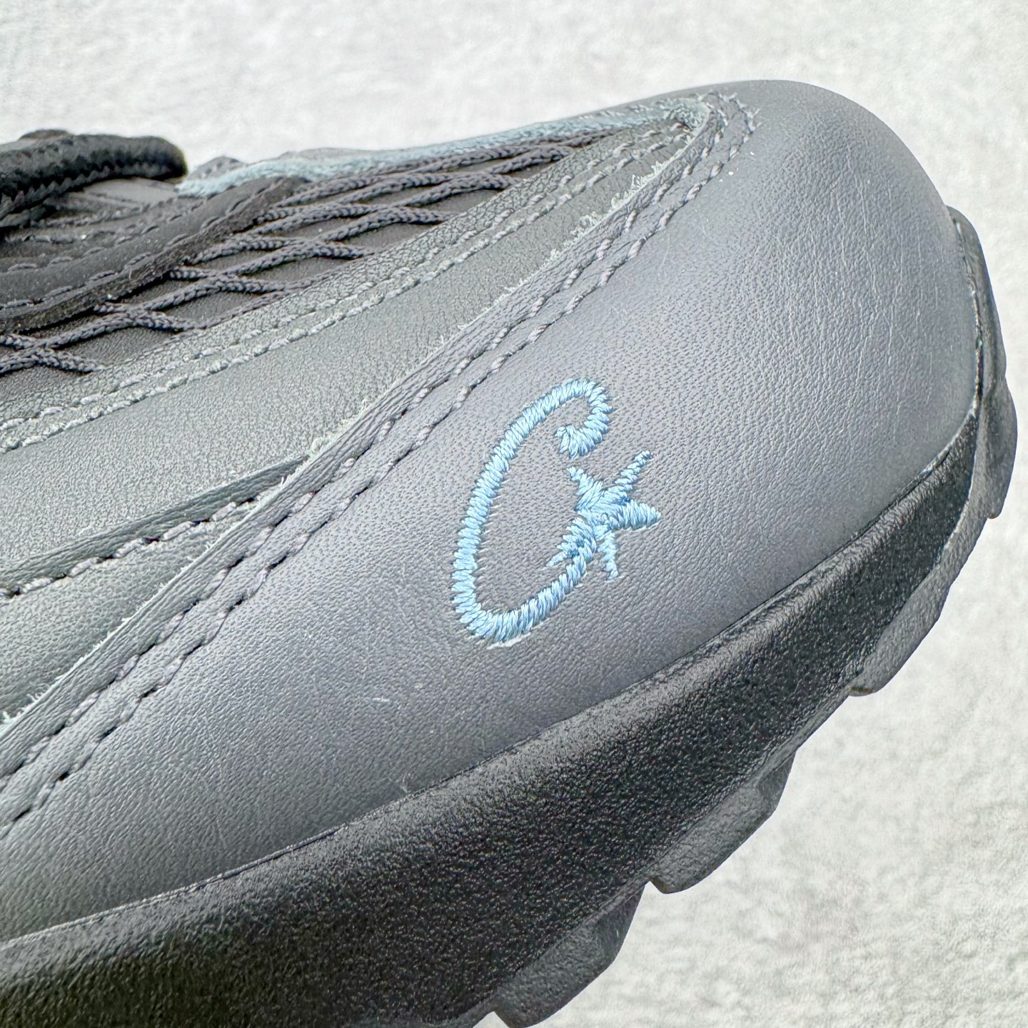图片[17]-＃KZ神版 Corteiz x NK Air Max 95 联名复古舒适气垫运动鞋 黑蓝 FB2709-002 亲自操刀耗时半年开发 重金购买全套印尼原厂纸板楦头开发 2025官方主推系列 致敬诞生30周年的传奇鞋型 Air Max 95 系列再度重磅复刻归来 以全新配色续写光辉历史 更以现代手法重塑经典 将复古风格与前沿科技完美融合 一比一鞋头弧度高度鞋身弧度 东莞原厂模具大底 一码一模 原厂高韧性Tpu 独家供应45.5 48.5 原厂特供同批次皮料与Zp零色差 原厂特供内外标均可过绿X扫描认证 独家原装Big Bubble气垫 气垫体积更大 提供更强的缓震性能和回弹性 进口玻璃冲刀皮料裁剪零毛边 电脑针车工艺 鞋面不留荧光细节 平台可冲 超高鞋面清洁度 最高QC检验标准 控制溢胶瑕疵 每一双都是工艺品 实拍调校N版已经零色差零失真 百分百还原实物色彩所见即所得 不存在货不对板色差等低级问题 选购参考实物拍摄 不混卖不参货 只用心做好货严格选品 承诺混一赔十 尺码：40 40.5 41 42 42.5 43 44 44.5 45 45.5 46 47.5 48.5-选品中心