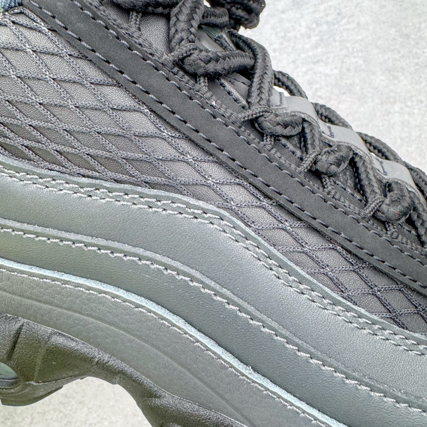 图片[18]-＃KZ神版 Corteiz x NK Air Max 95 联名复古舒适气垫运动鞋 黑蓝 FB2709-002 亲自操刀耗时半年开发 重金购买全套印尼原厂纸板楦头开发 2025官方主推系列 致敬诞生30周年的传奇鞋型 Air Max 95 系列再度重磅复刻归来 以全新配色续写光辉历史 更以现代手法重塑经典 将复古风格与前沿科技完美融合 一比一鞋头弧度高度鞋身弧度 东莞原厂模具大底 一码一模 原厂高韧性Tpu 独家供应45.5 48.5 原厂特供同批次皮料与Zp零色差 原厂特供内外标均可过绿X扫描认证 独家原装Big Bubble气垫 气垫体积更大 提供更强的缓震性能和回弹性 进口玻璃冲刀皮料裁剪零毛边 电脑针车工艺 鞋面不留荧光细节 平台可冲 超高鞋面清洁度 最高QC检验标准 控制溢胶瑕疵 每一双都是工艺品 实拍调校N版已经零色差零失真 百分百还原实物色彩所见即所得 不存在货不对板色差等低级问题 选购参考实物拍摄 不混卖不参货 只用心做好货严格选品 承诺混一赔十 尺码：40 40.5 41 42 42.5 43 44 44.5 45 45.5 46 47.5 48.5-选品中心