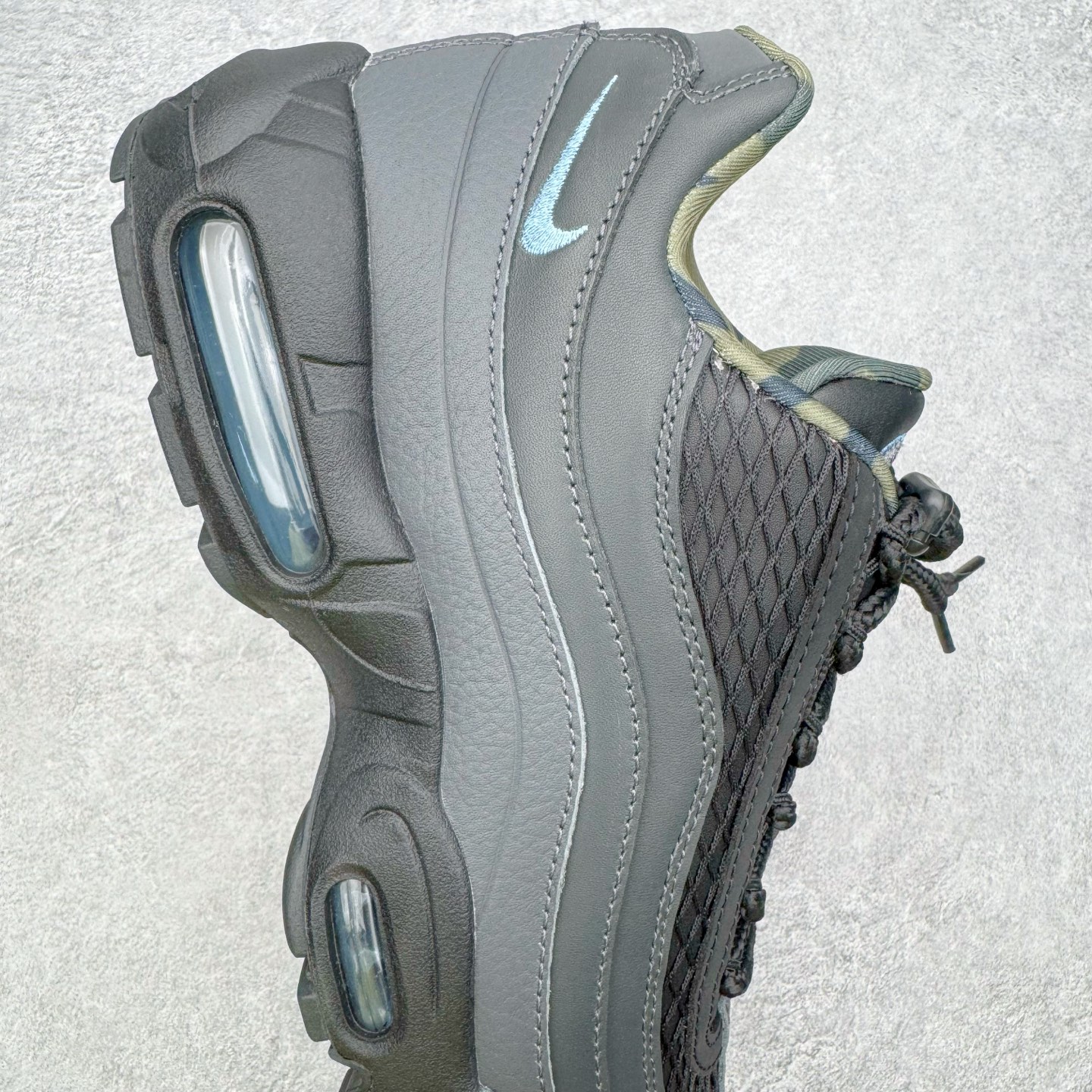 图片[6]-＃KZ神版 Corteiz x NK Air Max 95 联名复古舒适气垫运动鞋 黑蓝 FB2709-002 亲自操刀耗时半年开发 重金购买全套印尼原厂纸板楦头开发 2025官方主推系列 致敬诞生30周年的传奇鞋型 Air Max 95 系列再度重磅复刻归来 以全新配色续写光辉历史 更以现代手法重塑经典 将复古风格与前沿科技完美融合 一比一鞋头弧度高度鞋身弧度 东莞原厂模具大底 一码一模 原厂高韧性Tpu 独家供应45.5 48.5 原厂特供同批次皮料与Zp零色差 原厂特供内外标均可过绿X扫描认证 独家原装Big Bubble气垫 气垫体积更大 提供更强的缓震性能和回弹性 进口玻璃冲刀皮料裁剪零毛边 电脑针车工艺 鞋面不留荧光细节 平台可冲 超高鞋面清洁度 最高QC检验标准 控制溢胶瑕疵 每一双都是工艺品 实拍调校N版已经零色差零失真 百分百还原实物色彩所见即所得 不存在货不对板色差等低级问题 选购参考实物拍摄 不混卖不参货 只用心做好货严格选品 承诺混一赔十 尺码：40 40.5 41 42 42.5 43 44 44.5 45 45.5 46 47.5 48.5-选品中心