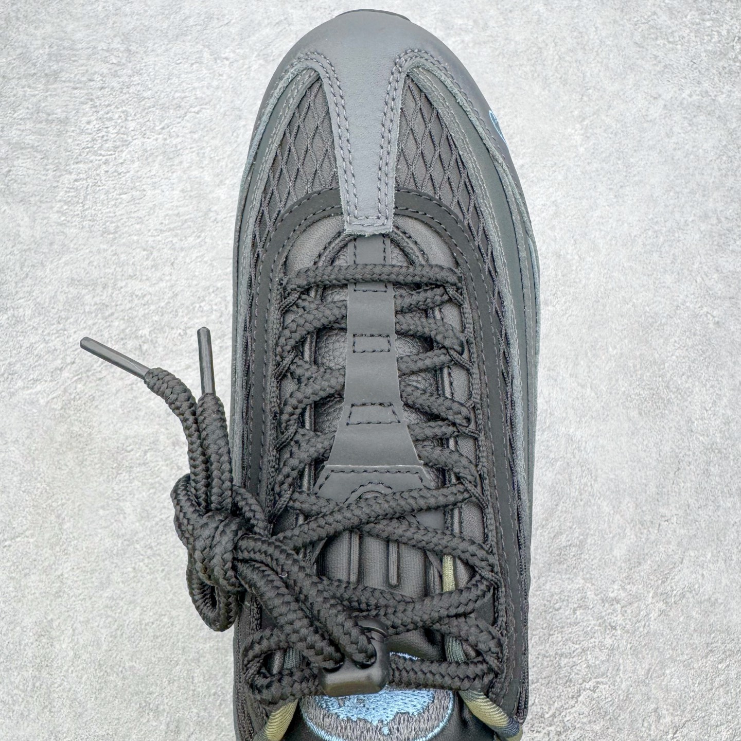 图片[4]-＃KZ神版 Corteiz x NK Air Max 95 联名复古舒适气垫运动鞋 黑蓝 FB2709-002 亲自操刀耗时半年开发 重金购买全套印尼原厂纸板楦头开发 2025官方主推系列 致敬诞生30周年的传奇鞋型 Air Max 95 系列再度重磅复刻归来 以全新配色续写光辉历史 更以现代手法重塑经典 将复古风格与前沿科技完美融合 一比一鞋头弧度高度鞋身弧度 东莞原厂模具大底 一码一模 原厂高韧性Tpu 独家供应45.5 48.5 原厂特供同批次皮料与Zp零色差 原厂特供内外标均可过绿X扫描认证 独家原装Big Bubble气垫 气垫体积更大 提供更强的缓震性能和回弹性 进口玻璃冲刀皮料裁剪零毛边 电脑针车工艺 鞋面不留荧光细节 平台可冲 超高鞋面清洁度 最高QC检验标准 控制溢胶瑕疵 每一双都是工艺品 实拍调校N版已经零色差零失真 百分百还原实物色彩所见即所得 不存在货不对板色差等低级问题 选购参考实物拍摄 不混卖不参货 只用心做好货严格选品 承诺混一赔十 尺码：40 40.5 41 42 42.5 43 44 44.5 45 45.5 46 47.5 48.5-选品中心