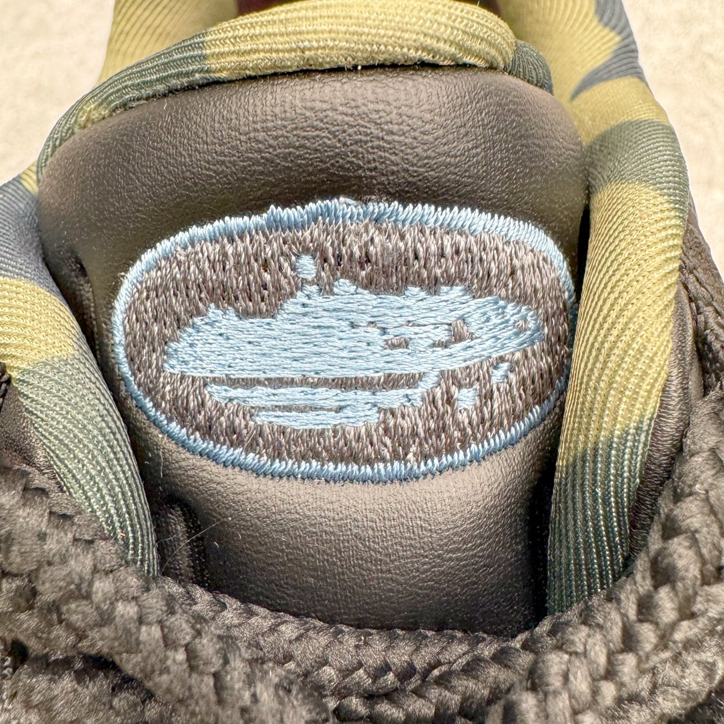 图片[15]-＃KZ神版 Corteiz x NK Air Max 95 联名复古舒适气垫运动鞋 黑蓝 FB2709-002 亲自操刀耗时半年开发 重金购买全套印尼原厂纸板楦头开发 2025官方主推系列 致敬诞生30周年的传奇鞋型 Air Max 95 系列再度重磅复刻归来 以全新配色续写光辉历史 更以现代手法重塑经典 将复古风格与前沿科技完美融合 一比一鞋头弧度高度鞋身弧度 东莞原厂模具大底 一码一模 原厂高韧性Tpu 独家供应45.5 48.5 原厂特供同批次皮料与Zp零色差 原厂特供内外标均可过绿X扫描认证 独家原装Big Bubble气垫 气垫体积更大 提供更强的缓震性能和回弹性 进口玻璃冲刀皮料裁剪零毛边 电脑针车工艺 鞋面不留荧光细节 平台可冲 超高鞋面清洁度 最高QC检验标准 控制溢胶瑕疵 每一双都是工艺品 实拍调校N版已经零色差零失真 百分百还原实物色彩所见即所得 不存在货不对板色差等低级问题 选购参考实物拍摄 不混卖不参货 只用心做好货严格选品 承诺混一赔十 尺码：40 40.5 41 42 42.5 43 44 44.5 45 45.5 46 47.5 48.5-选品中心