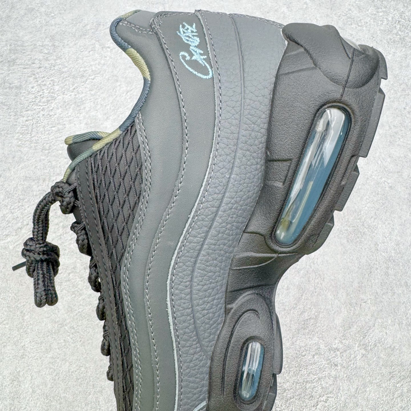 图片[7]-＃KZ神版 Corteiz x NK Air Max 95 联名复古舒适气垫运动鞋 黑蓝 FB2709-002 亲自操刀耗时半年开发 重金购买全套印尼原厂纸板楦头开发 2025官方主推系列 致敬诞生30周年的传奇鞋型 Air Max 95 系列再度重磅复刻归来 以全新配色续写光辉历史 更以现代手法重塑经典 将复古风格与前沿科技完美融合 一比一鞋头弧度高度鞋身弧度 东莞原厂模具大底 一码一模 原厂高韧性Tpu 独家供应45.5 48.5 原厂特供同批次皮料与Zp零色差 原厂特供内外标均可过绿X扫描认证 独家原装Big Bubble气垫 气垫体积更大 提供更强的缓震性能和回弹性 进口玻璃冲刀皮料裁剪零毛边 电脑针车工艺 鞋面不留荧光细节 平台可冲 超高鞋面清洁度 最高QC检验标准 控制溢胶瑕疵 每一双都是工艺品 实拍调校N版已经零色差零失真 百分百还原实物色彩所见即所得 不存在货不对板色差等低级问题 选购参考实物拍摄 不混卖不参货 只用心做好货严格选品 承诺混一赔十 尺码：40 40.5 41 42 42.5 43 44 44.5 45 45.5 46 47.5 48.5-选品中心