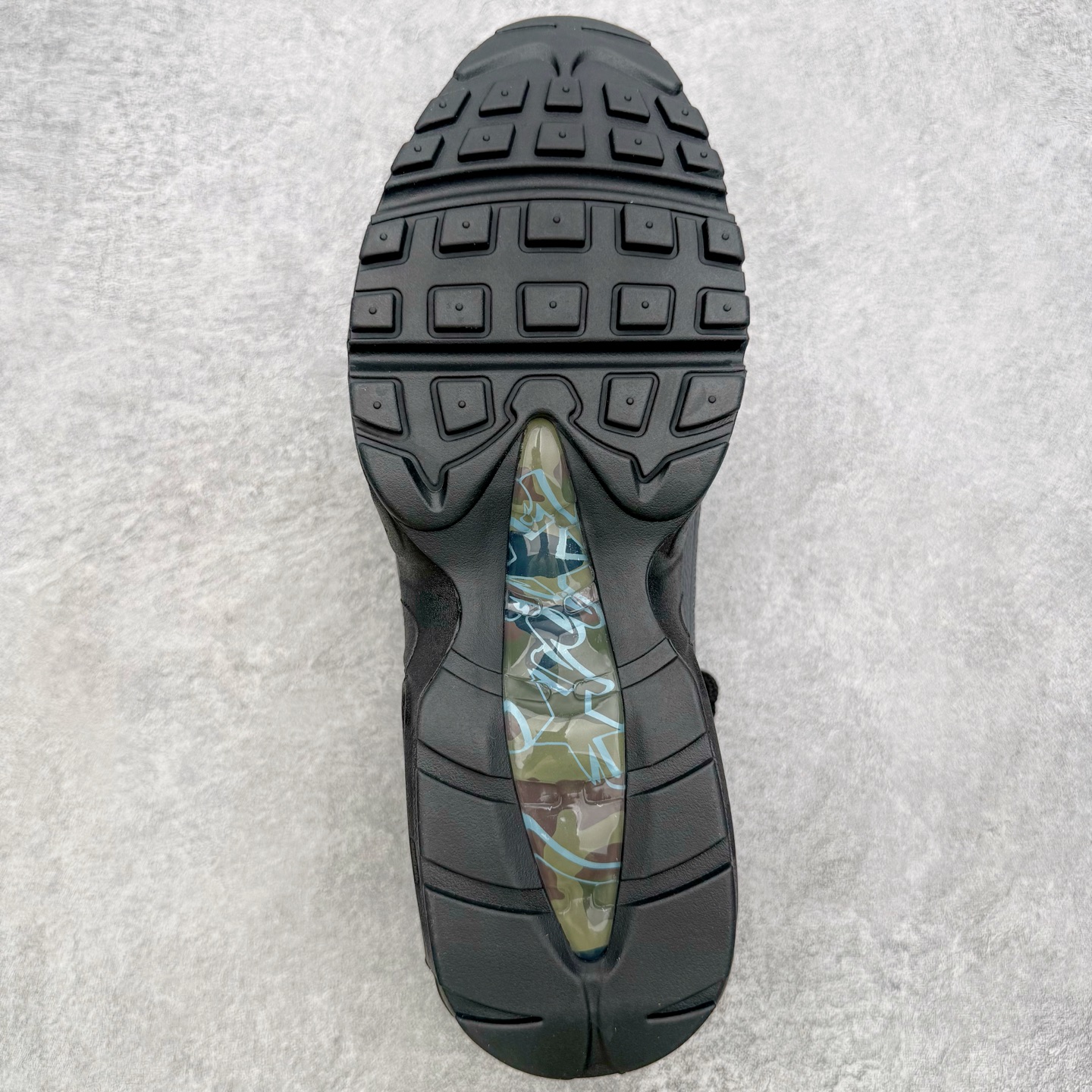 图片[9]-＃KZ神版 Corteiz x NK Air Max 95 联名复古舒适气垫运动鞋 黑蓝 FB2709-002 亲自操刀耗时半年开发 重金购买全套印尼原厂纸板楦头开发 2025官方主推系列 致敬诞生30周年的传奇鞋型 Air Max 95 系列再度重磅复刻归来 以全新配色续写光辉历史 更以现代手法重塑经典 将复古风格与前沿科技完美融合 一比一鞋头弧度高度鞋身弧度 东莞原厂模具大底 一码一模 原厂高韧性Tpu 独家供应45.5 48.5 原厂特供同批次皮料与Zp零色差 原厂特供内外标均可过绿X扫描认证 独家原装Big Bubble气垫 气垫体积更大 提供更强的缓震性能和回弹性 进口玻璃冲刀皮料裁剪零毛边 电脑针车工艺 鞋面不留荧光细节 平台可冲 超高鞋面清洁度 最高QC检验标准 控制溢胶瑕疵 每一双都是工艺品 实拍调校N版已经零色差零失真 百分百还原实物色彩所见即所得 不存在货不对板色差等低级问题 选购参考实物拍摄 不混卖不参货 只用心做好货严格选品 承诺混一赔十 尺码：40 40.5 41 42 42.5 43 44 44.5 45 45.5 46 47.5 48.5-选品中心