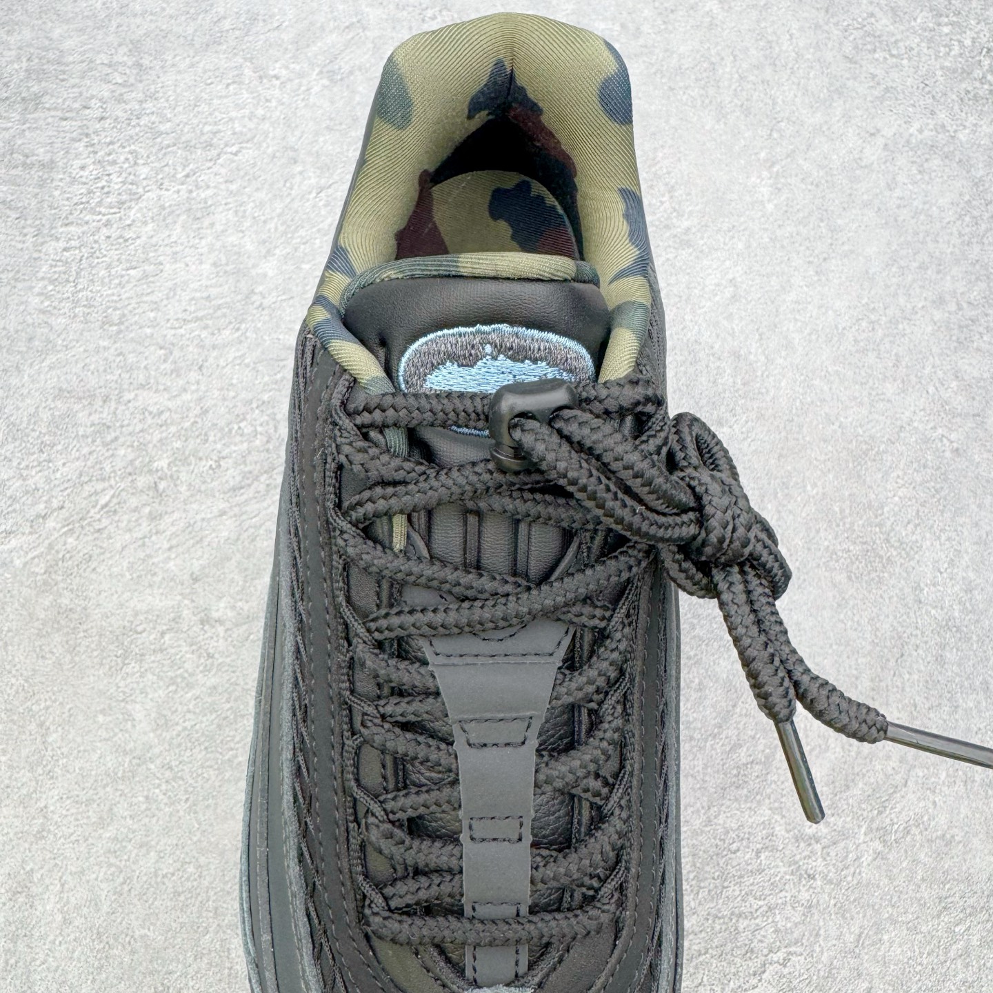 图片[5]-＃KZ神版 Corteiz x NK Air Max 95 联名复古舒适气垫运动鞋 黑蓝 FB2709-002 亲自操刀耗时半年开发 重金购买全套印尼原厂纸板楦头开发 2025官方主推系列 致敬诞生30周年的传奇鞋型 Air Max 95 系列再度重磅复刻归来 以全新配色续写光辉历史 更以现代手法重塑经典 将复古风格与前沿科技完美融合 一比一鞋头弧度高度鞋身弧度 东莞原厂模具大底 一码一模 原厂高韧性Tpu 独家供应45.5 48.5 原厂特供同批次皮料与Zp零色差 原厂特供内外标均可过绿X扫描认证 独家原装Big Bubble气垫 气垫体积更大 提供更强的缓震性能和回弹性 进口玻璃冲刀皮料裁剪零毛边 电脑针车工艺 鞋面不留荧光细节 平台可冲 超高鞋面清洁度 最高QC检验标准 控制溢胶瑕疵 每一双都是工艺品 实拍调校N版已经零色差零失真 百分百还原实物色彩所见即所得 不存在货不对板色差等低级问题 选购参考实物拍摄 不混卖不参货 只用心做好货严格选品 承诺混一赔十 尺码：40 40.5 41 42 42.5 43 44 44.5 45 45.5 46 47.5 48.5-选品中心