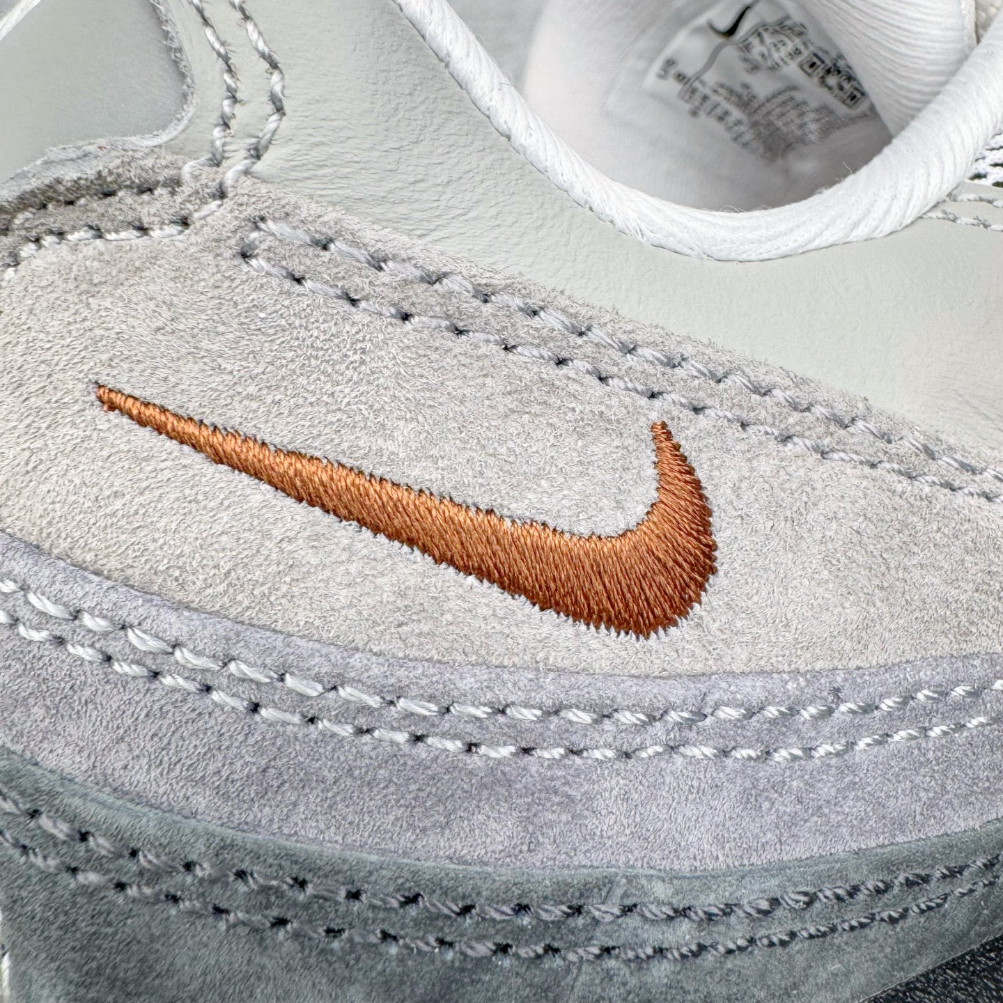 图片[18]-＃KZ神版 NK Air Max 95 OG 舒适百搭耐磨低帮气垫休闲跑步鞋 黑灰棕 HF7545-002 亲自操刀耗时半年开发 重金购买全套印尼原厂纸板楦头开发 2025官方主推系列 致敬诞生30周年的传奇鞋型 Air Max 95 系列再度重磅复刻归来 以全新配色续写光辉历史 更以现代手法重塑经典 将复古风格与前沿科技完美融合 一比一鞋头弧度高度鞋身弧度 东莞原厂模具大底 一码一模 原厂高韧性Tpu 独家供应45.5 48.5 原厂特供同批次皮料与Zp零色差 原厂特供内外标均可过绿X扫描认证 独家原装Big Bubble气垫 气垫体积更大 提供更强的缓震性能和回弹性 进口玻璃冲刀皮料裁剪零毛边 电脑针车工艺 鞋面不留荧光细节 平台可冲 超高鞋面清洁度 最高QC检验标准 控制溢胶瑕疵 每一双都是工艺品 实拍调校N版已经零色差零失真 百分百还原实物色彩所见即所得 不存在货不对板色差等低级问题 选购参考实物拍摄 不混卖不参货 只用心做好货严格选品 承诺混一赔十 尺码：40 40.5 41 42 42.5 43 44 44.5 45 45.5 46 47.5 48.5-选品中心