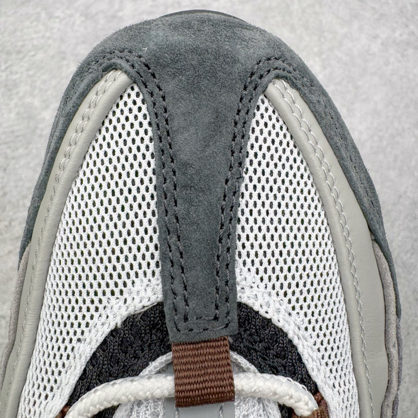 图片[16]-＃KZ神版 NK Air Max 95 OG 舒适百搭耐磨低帮气垫休闲跑步鞋 黑灰棕 HF7545-002 亲自操刀耗时半年开发 重金购买全套印尼原厂纸板楦头开发 2025官方主推系列 致敬诞生30周年的传奇鞋型 Air Max 95 系列再度重磅复刻归来 以全新配色续写光辉历史 更以现代手法重塑经典 将复古风格与前沿科技完美融合 一比一鞋头弧度高度鞋身弧度 东莞原厂模具大底 一码一模 原厂高韧性Tpu 独家供应45.5 48.5 原厂特供同批次皮料与Zp零色差 原厂特供内外标均可过绿X扫描认证 独家原装Big Bubble气垫 气垫体积更大 提供更强的缓震性能和回弹性 进口玻璃冲刀皮料裁剪零毛边 电脑针车工艺 鞋面不留荧光细节 平台可冲 超高鞋面清洁度 最高QC检验标准 控制溢胶瑕疵 每一双都是工艺品 实拍调校N版已经零色差零失真 百分百还原实物色彩所见即所得 不存在货不对板色差等低级问题 选购参考实物拍摄 不混卖不参货 只用心做好货严格选品 承诺混一赔十 尺码：40 40.5 41 42 42.5 43 44 44.5 45 45.5 46 47.5 48.5-选品中心
