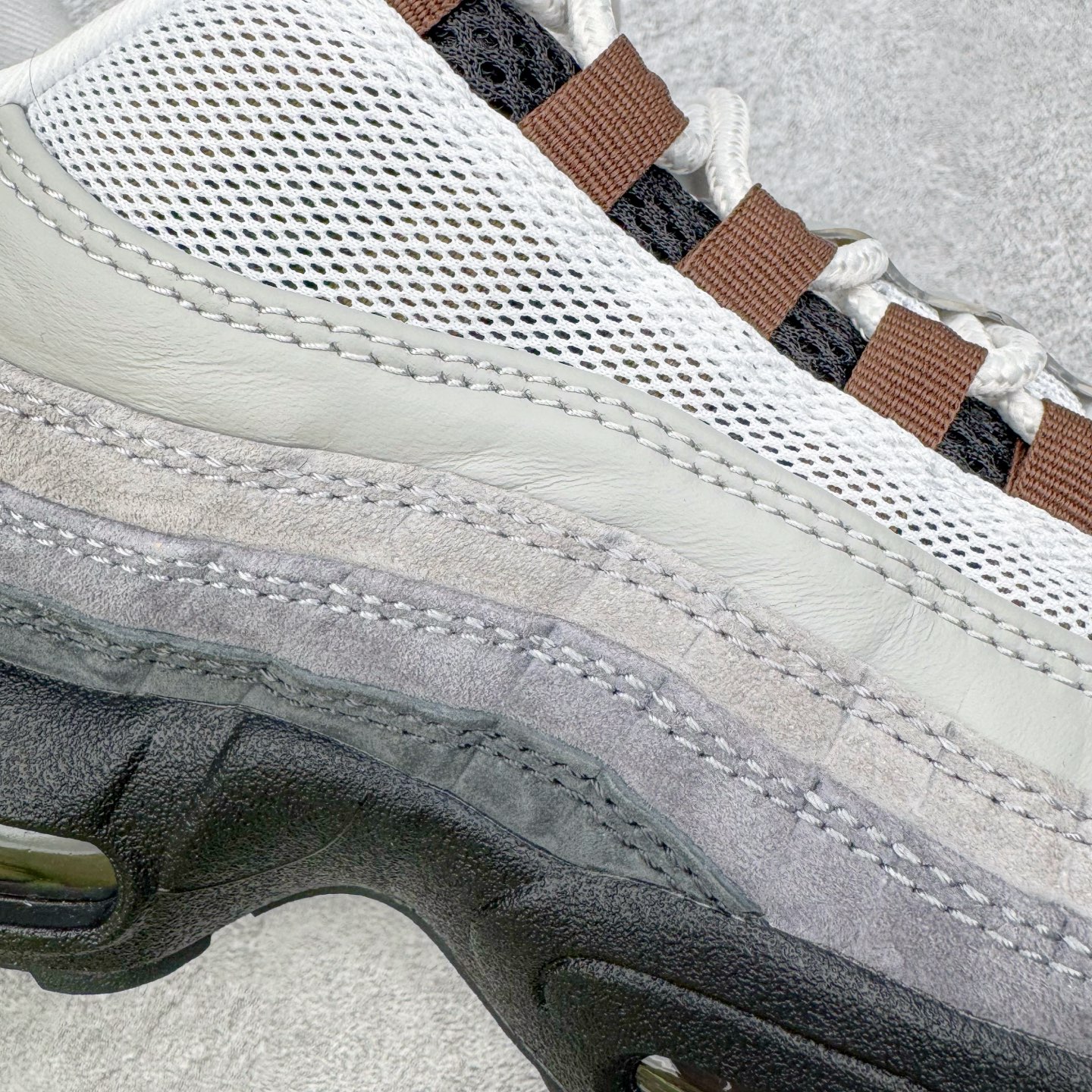 图片[17]-＃KZ神版 NK Air Max 95 OG 舒适百搭耐磨低帮气垫休闲跑步鞋 黑灰棕 HF7545-002 亲自操刀耗时半年开发 重金购买全套印尼原厂纸板楦头开发 2025官方主推系列 致敬诞生30周年的传奇鞋型 Air Max 95 系列再度重磅复刻归来 以全新配色续写光辉历史 更以现代手法重塑经典 将复古风格与前沿科技完美融合 一比一鞋头弧度高度鞋身弧度 东莞原厂模具大底 一码一模 原厂高韧性Tpu 独家供应45.5 48.5 原厂特供同批次皮料与Zp零色差 原厂特供内外标均可过绿X扫描认证 独家原装Big Bubble气垫 气垫体积更大 提供更强的缓震性能和回弹性 进口玻璃冲刀皮料裁剪零毛边 电脑针车工艺 鞋面不留荧光细节 平台可冲 超高鞋面清洁度 最高QC检验标准 控制溢胶瑕疵 每一双都是工艺品 实拍调校N版已经零色差零失真 百分百还原实物色彩所见即所得 不存在货不对板色差等低级问题 选购参考实物拍摄 不混卖不参货 只用心做好货严格选品 承诺混一赔十 尺码：40 40.5 41 42 42.5 43 44 44.5 45 45.5 46 47.5 48.5-选品中心