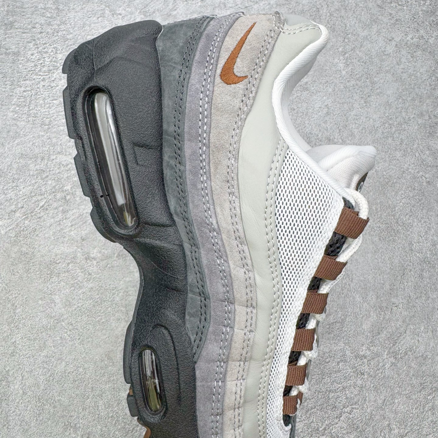 图片[6]-＃KZ神版 NK Air Max 95 OG 舒适百搭耐磨低帮气垫休闲跑步鞋 黑灰棕 HF7545-002 亲自操刀耗时半年开发 重金购买全套印尼原厂纸板楦头开发 2025官方主推系列 致敬诞生30周年的传奇鞋型 Air Max 95 系列再度重磅复刻归来 以全新配色续写光辉历史 更以现代手法重塑经典 将复古风格与前沿科技完美融合 一比一鞋头弧度高度鞋身弧度 东莞原厂模具大底 一码一模 原厂高韧性Tpu 独家供应45.5 48.5 原厂特供同批次皮料与Zp零色差 原厂特供内外标均可过绿X扫描认证 独家原装Big Bubble气垫 气垫体积更大 提供更强的缓震性能和回弹性 进口玻璃冲刀皮料裁剪零毛边 电脑针车工艺 鞋面不留荧光细节 平台可冲 超高鞋面清洁度 最高QC检验标准 控制溢胶瑕疵 每一双都是工艺品 实拍调校N版已经零色差零失真 百分百还原实物色彩所见即所得 不存在货不对板色差等低级问题 选购参考实物拍摄 不混卖不参货 只用心做好货严格选品 承诺混一赔十 尺码：40 40.5 41 42 42.5 43 44 44.5 45 45.5 46 47.5 48.5-选品中心