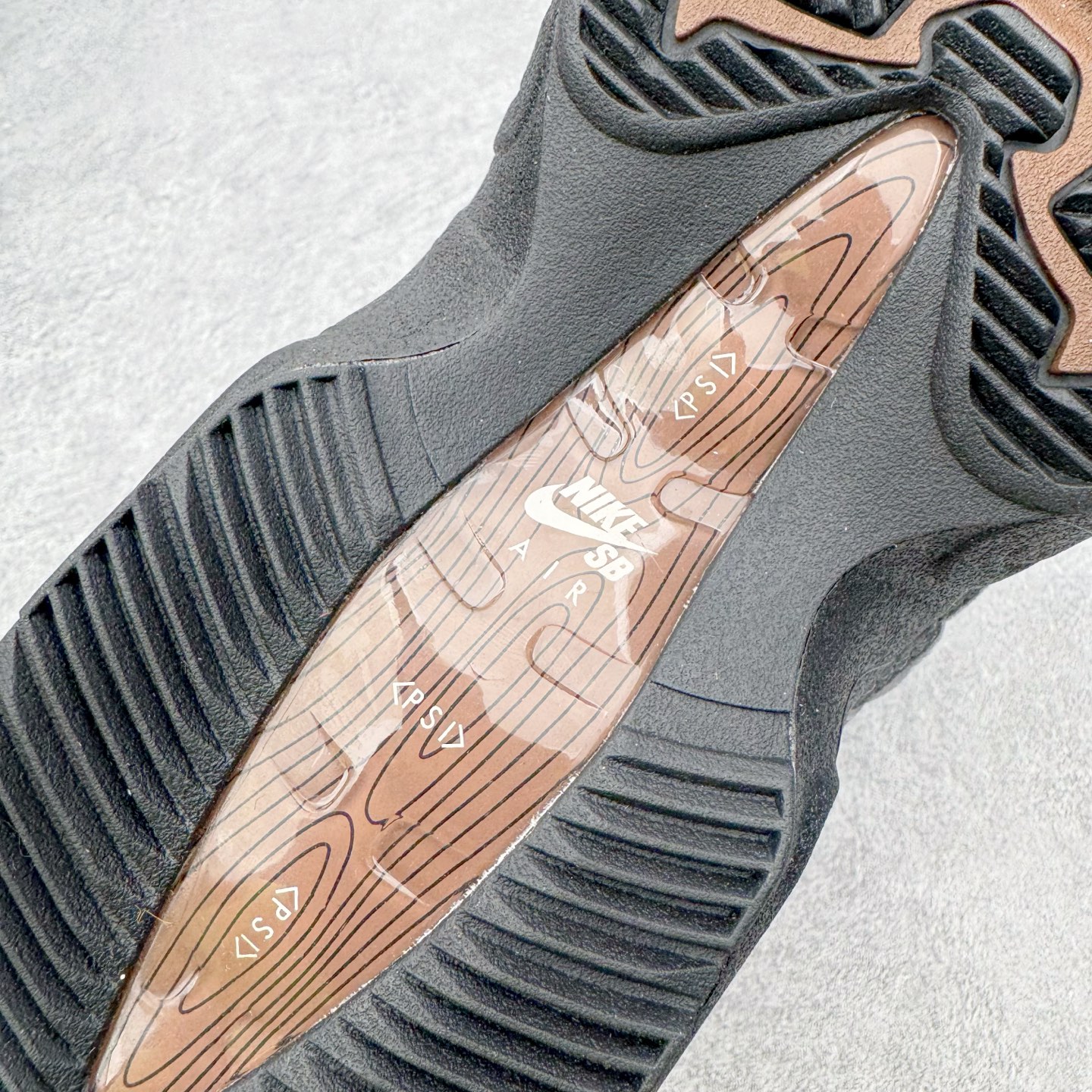 图片[20]-＃KZ神版 NK Air Max 95 OG 舒适百搭耐磨低帮气垫休闲跑步鞋 黑灰棕 HF7545-002 亲自操刀耗时半年开发 重金购买全套印尼原厂纸板楦头开发 2025官方主推系列 致敬诞生30周年的传奇鞋型 Air Max 95 系列再度重磅复刻归来 以全新配色续写光辉历史 更以现代手法重塑经典 将复古风格与前沿科技完美融合 一比一鞋头弧度高度鞋身弧度 东莞原厂模具大底 一码一模 原厂高韧性Tpu 独家供应45.5 48.5 原厂特供同批次皮料与Zp零色差 原厂特供内外标均可过绿X扫描认证 独家原装Big Bubble气垫 气垫体积更大 提供更强的缓震性能和回弹性 进口玻璃冲刀皮料裁剪零毛边 电脑针车工艺 鞋面不留荧光细节 平台可冲 超高鞋面清洁度 最高QC检验标准 控制溢胶瑕疵 每一双都是工艺品 实拍调校N版已经零色差零失真 百分百还原实物色彩所见即所得 不存在货不对板色差等低级问题 选购参考实物拍摄 不混卖不参货 只用心做好货严格选品 承诺混一赔十 尺码：40 40.5 41 42 42.5 43 44 44.5 45 45.5 46 47.5 48.5-选品中心