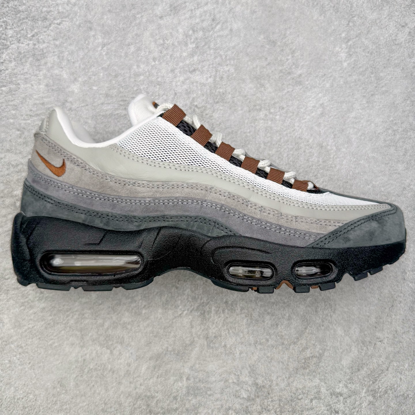 ＃KZ神版 NK Air Max 95 OG 舒适百搭耐磨低帮气垫休闲跑步鞋 黑灰棕 HF7545-002 亲自操刀耗时半年开发 重金购买全套印尼原厂纸板楦头开发 2025官方主推系列 致敬诞生30周年的传奇鞋型 Air Max 95 系列再度重磅复刻归来 以全新配色续写光辉历史 更以现代手法重塑经典 将复古风格与前沿科技完美融合 一比一鞋头弧度高度鞋身弧度 东莞原厂模具大底 一码一模 原厂高韧性Tpu 独家供应45.5 48.5 原厂特供同批次皮料与Zp零色差 原厂特供内外标均可过绿X扫描认证 独家原装Big Bubble气垫 气垫体积更大 提供更强的缓震性能和回弹性 进口玻璃冲刀皮料裁剪零毛边 电脑针车工艺 鞋面不留荧光细节 平台可冲 超高鞋面清洁度 最高QC检验标准 控制溢胶瑕疵 每一双都是工艺品 实拍调校N版已经零色差零失真 百分百还原实物色彩所见即所得 不存在货不对板色差等低级问题 选购参考实物拍摄 不混卖不参货 只用心做好货严格选品 承诺混一赔十 尺码：40 40.5 41 42 42.5 43 44 44.5 45 45.5 46 47.5 48.5-选品中心