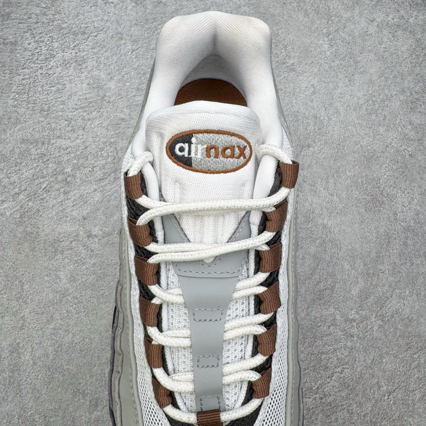 图片[5]-＃KZ神版 NK Air Max 95 OG 舒适百搭耐磨低帮气垫休闲跑步鞋 黑灰棕 HF7545-002 亲自操刀耗时半年开发 重金购买全套印尼原厂纸板楦头开发 2025官方主推系列 致敬诞生30周年的传奇鞋型 Air Max 95 系列再度重磅复刻归来 以全新配色续写光辉历史 更以现代手法重塑经典 将复古风格与前沿科技完美融合 一比一鞋头弧度高度鞋身弧度 东莞原厂模具大底 一码一模 原厂高韧性Tpu 独家供应45.5 48.5 原厂特供同批次皮料与Zp零色差 原厂特供内外标均可过绿X扫描认证 独家原装Big Bubble气垫 气垫体积更大 提供更强的缓震性能和回弹性 进口玻璃冲刀皮料裁剪零毛边 电脑针车工艺 鞋面不留荧光细节 平台可冲 超高鞋面清洁度 最高QC检验标准 控制溢胶瑕疵 每一双都是工艺品 实拍调校N版已经零色差零失真 百分百还原实物色彩所见即所得 不存在货不对板色差等低级问题 选购参考实物拍摄 不混卖不参货 只用心做好货严格选品 承诺混一赔十 尺码：40 40.5 41 42 42.5 43 44 44.5 45 45.5 46 47.5 48.5-选品中心