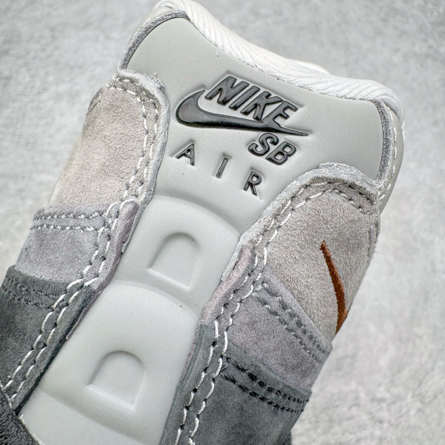 图片[13]-＃KZ神版 NK Air Max 95 OG 舒适百搭耐磨低帮气垫休闲跑步鞋 黑灰棕 HF7545-002 亲自操刀耗时半年开发 重金购买全套印尼原厂纸板楦头开发 2025官方主推系列 致敬诞生30周年的传奇鞋型 Air Max 95 系列再度重磅复刻归来 以全新配色续写光辉历史 更以现代手法重塑经典 将复古风格与前沿科技完美融合 一比一鞋头弧度高度鞋身弧度 东莞原厂模具大底 一码一模 原厂高韧性Tpu 独家供应45.5 48.5 原厂特供同批次皮料与Zp零色差 原厂特供内外标均可过绿X扫描认证 独家原装Big Bubble气垫 气垫体积更大 提供更强的缓震性能和回弹性 进口玻璃冲刀皮料裁剪零毛边 电脑针车工艺 鞋面不留荧光细节 平台可冲 超高鞋面清洁度 最高QC检验标准 控制溢胶瑕疵 每一双都是工艺品 实拍调校N版已经零色差零失真 百分百还原实物色彩所见即所得 不存在货不对板色差等低级问题 选购参考实物拍摄 不混卖不参货 只用心做好货严格选品 承诺混一赔十 尺码：40 40.5 41 42 42.5 43 44 44.5 45 45.5 46 47.5 48.5-选品中心