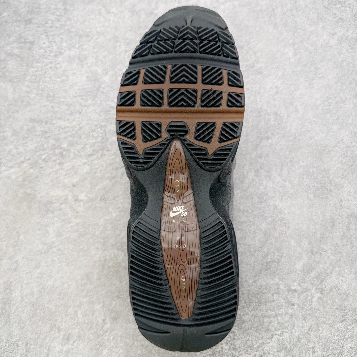 图片[9]-＃KZ神版 NK Air Max 95 OG 舒适百搭耐磨低帮气垫休闲跑步鞋 黑灰棕 HF7545-002 亲自操刀耗时半年开发 重金购买全套印尼原厂纸板楦头开发 2025官方主推系列 致敬诞生30周年的传奇鞋型 Air Max 95 系列再度重磅复刻归来 以全新配色续写光辉历史 更以现代手法重塑经典 将复古风格与前沿科技完美融合 一比一鞋头弧度高度鞋身弧度 东莞原厂模具大底 一码一模 原厂高韧性Tpu 独家供应45.5 48.5 原厂特供同批次皮料与Zp零色差 原厂特供内外标均可过绿X扫描认证 独家原装Big Bubble气垫 气垫体积更大 提供更强的缓震性能和回弹性 进口玻璃冲刀皮料裁剪零毛边 电脑针车工艺 鞋面不留荧光细节 平台可冲 超高鞋面清洁度 最高QC检验标准 控制溢胶瑕疵 每一双都是工艺品 实拍调校N版已经零色差零失真 百分百还原实物色彩所见即所得 不存在货不对板色差等低级问题 选购参考实物拍摄 不混卖不参货 只用心做好货严格选品 承诺混一赔十 尺码：40 40.5 41 42 42.5 43 44 44.5 45 45.5 46 47.5 48.5-选品中心
