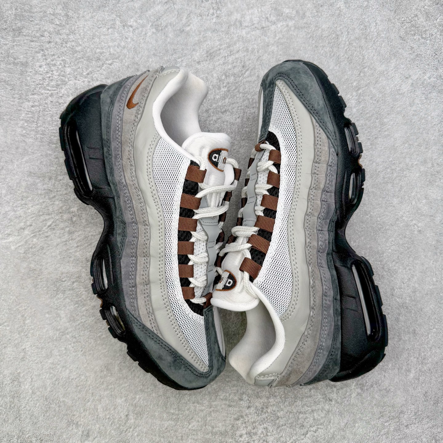 图片[3]-＃KZ神版 NK Air Max 95 OG 舒适百搭耐磨低帮气垫休闲跑步鞋 黑灰棕 HF7545-002 亲自操刀耗时半年开发 重金购买全套印尼原厂纸板楦头开发 2025官方主推系列 致敬诞生30周年的传奇鞋型 Air Max 95 系列再度重磅复刻归来 以全新配色续写光辉历史 更以现代手法重塑经典 将复古风格与前沿科技完美融合 一比一鞋头弧度高度鞋身弧度 东莞原厂模具大底 一码一模 原厂高韧性Tpu 独家供应45.5 48.5 原厂特供同批次皮料与Zp零色差 原厂特供内外标均可过绿X扫描认证 独家原装Big Bubble气垫 气垫体积更大 提供更强的缓震性能和回弹性 进口玻璃冲刀皮料裁剪零毛边 电脑针车工艺 鞋面不留荧光细节 平台可冲 超高鞋面清洁度 最高QC检验标准 控制溢胶瑕疵 每一双都是工艺品 实拍调校N版已经零色差零失真 百分百还原实物色彩所见即所得 不存在货不对板色差等低级问题 选购参考实物拍摄 不混卖不参货 只用心做好货严格选品 承诺混一赔十 尺码：40 40.5 41 42 42.5 43 44 44.5 45 45.5 46 47.5 48.5-选品中心