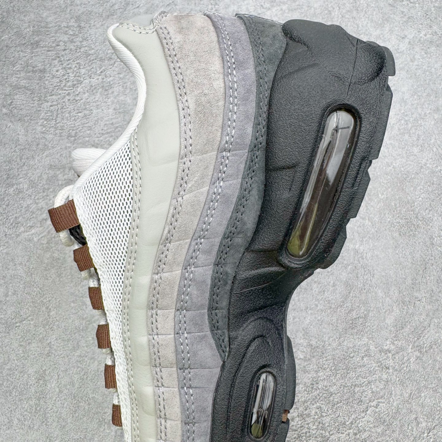 图片[7]-＃KZ神版 NK Air Max 95 OG 舒适百搭耐磨低帮气垫休闲跑步鞋 黑灰棕 HF7545-002 亲自操刀耗时半年开发 重金购买全套印尼原厂纸板楦头开发 2025官方主推系列 致敬诞生30周年的传奇鞋型 Air Max 95 系列再度重磅复刻归来 以全新配色续写光辉历史 更以现代手法重塑经典 将复古风格与前沿科技完美融合 一比一鞋头弧度高度鞋身弧度 东莞原厂模具大底 一码一模 原厂高韧性Tpu 独家供应45.5 48.5 原厂特供同批次皮料与Zp零色差 原厂特供内外标均可过绿X扫描认证 独家原装Big Bubble气垫 气垫体积更大 提供更强的缓震性能和回弹性 进口玻璃冲刀皮料裁剪零毛边 电脑针车工艺 鞋面不留荧光细节 平台可冲 超高鞋面清洁度 最高QC检验标准 控制溢胶瑕疵 每一双都是工艺品 实拍调校N版已经零色差零失真 百分百还原实物色彩所见即所得 不存在货不对板色差等低级问题 选购参考实物拍摄 不混卖不参货 只用心做好货严格选品 承诺混一赔十 尺码：40 40.5 41 42 42.5 43 44 44.5 45 45.5 46 47.5 48.5-选品中心