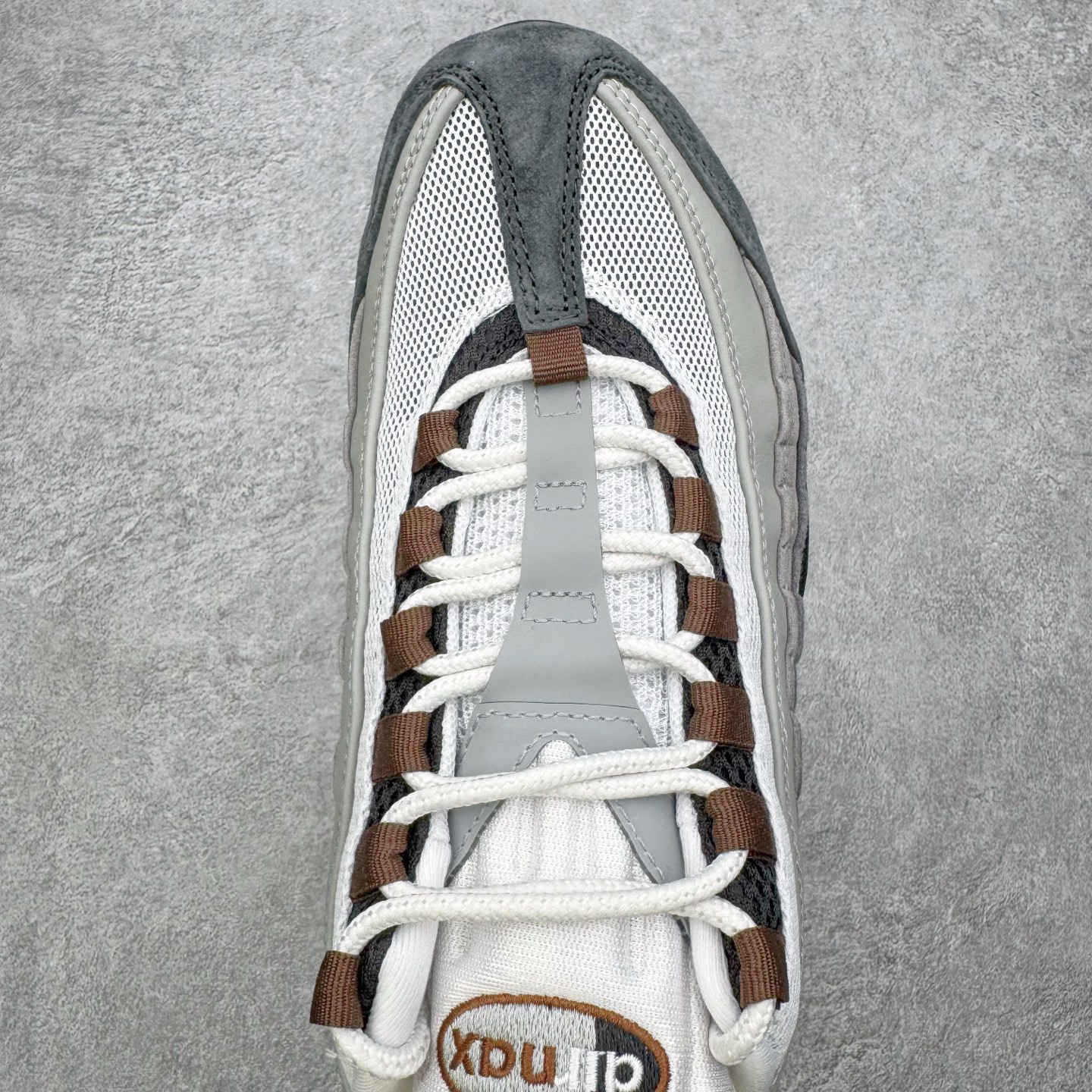 图片[4]-＃KZ神版 NK Air Max 95 OG 舒适百搭耐磨低帮气垫休闲跑步鞋 黑灰棕 HF7545-002 亲自操刀耗时半年开发 重金购买全套印尼原厂纸板楦头开发 2025官方主推系列 致敬诞生30周年的传奇鞋型 Air Max 95 系列再度重磅复刻归来 以全新配色续写光辉历史 更以现代手法重塑经典 将复古风格与前沿科技完美融合 一比一鞋头弧度高度鞋身弧度 东莞原厂模具大底 一码一模 原厂高韧性Tpu 独家供应45.5 48.5 原厂特供同批次皮料与Zp零色差 原厂特供内外标均可过绿X扫描认证 独家原装Big Bubble气垫 气垫体积更大 提供更强的缓震性能和回弹性 进口玻璃冲刀皮料裁剪零毛边 电脑针车工艺 鞋面不留荧光细节 平台可冲 超高鞋面清洁度 最高QC检验标准 控制溢胶瑕疵 每一双都是工艺品 实拍调校N版已经零色差零失真 百分百还原实物色彩所见即所得 不存在货不对板色差等低级问题 选购参考实物拍摄 不混卖不参货 只用心做好货严格选品 承诺混一赔十 尺码：40 40.5 41 42 42.5 43 44 44.5 45 45.5 46 47.5 48.5-选品中心