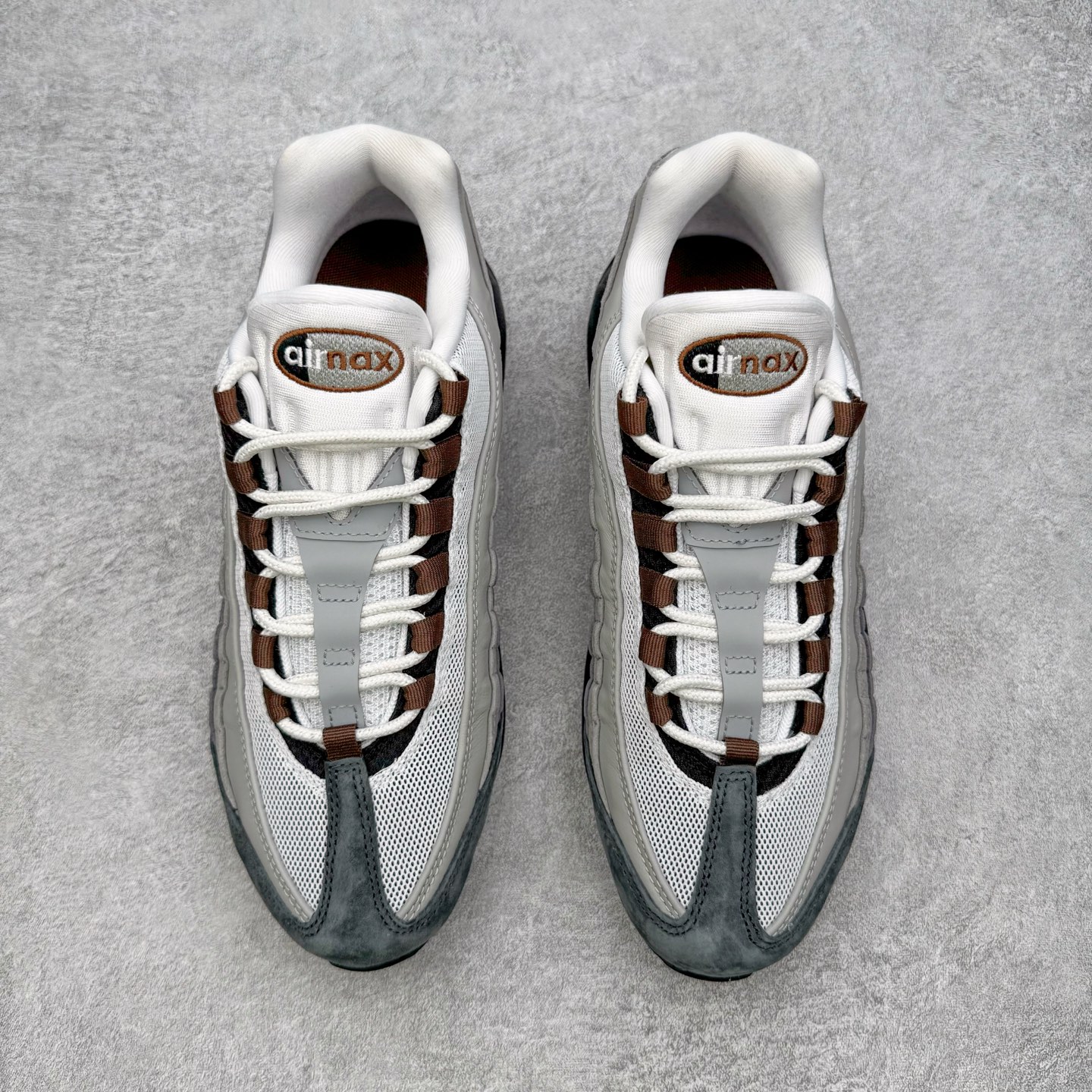 图片[2]-＃KZ神版 NK Air Max 95 OG 舒适百搭耐磨低帮气垫休闲跑步鞋 黑灰棕 HF7545-002 亲自操刀耗时半年开发 重金购买全套印尼原厂纸板楦头开发 2025官方主推系列 致敬诞生30周年的传奇鞋型 Air Max 95 系列再度重磅复刻归来 以全新配色续写光辉历史 更以现代手法重塑经典 将复古风格与前沿科技完美融合 一比一鞋头弧度高度鞋身弧度 东莞原厂模具大底 一码一模 原厂高韧性Tpu 独家供应45.5 48.5 原厂特供同批次皮料与Zp零色差 原厂特供内外标均可过绿X扫描认证 独家原装Big Bubble气垫 气垫体积更大 提供更强的缓震性能和回弹性 进口玻璃冲刀皮料裁剪零毛边 电脑针车工艺 鞋面不留荧光细节 平台可冲 超高鞋面清洁度 最高QC检验标准 控制溢胶瑕疵 每一双都是工艺品 实拍调校N版已经零色差零失真 百分百还原实物色彩所见即所得 不存在货不对板色差等低级问题 选购参考实物拍摄 不混卖不参货 只用心做好货严格选品 承诺混一赔十 尺码：40 40.5 41 42 42.5 43 44 44.5 45 45.5 46 47.5 48.5-选品中心