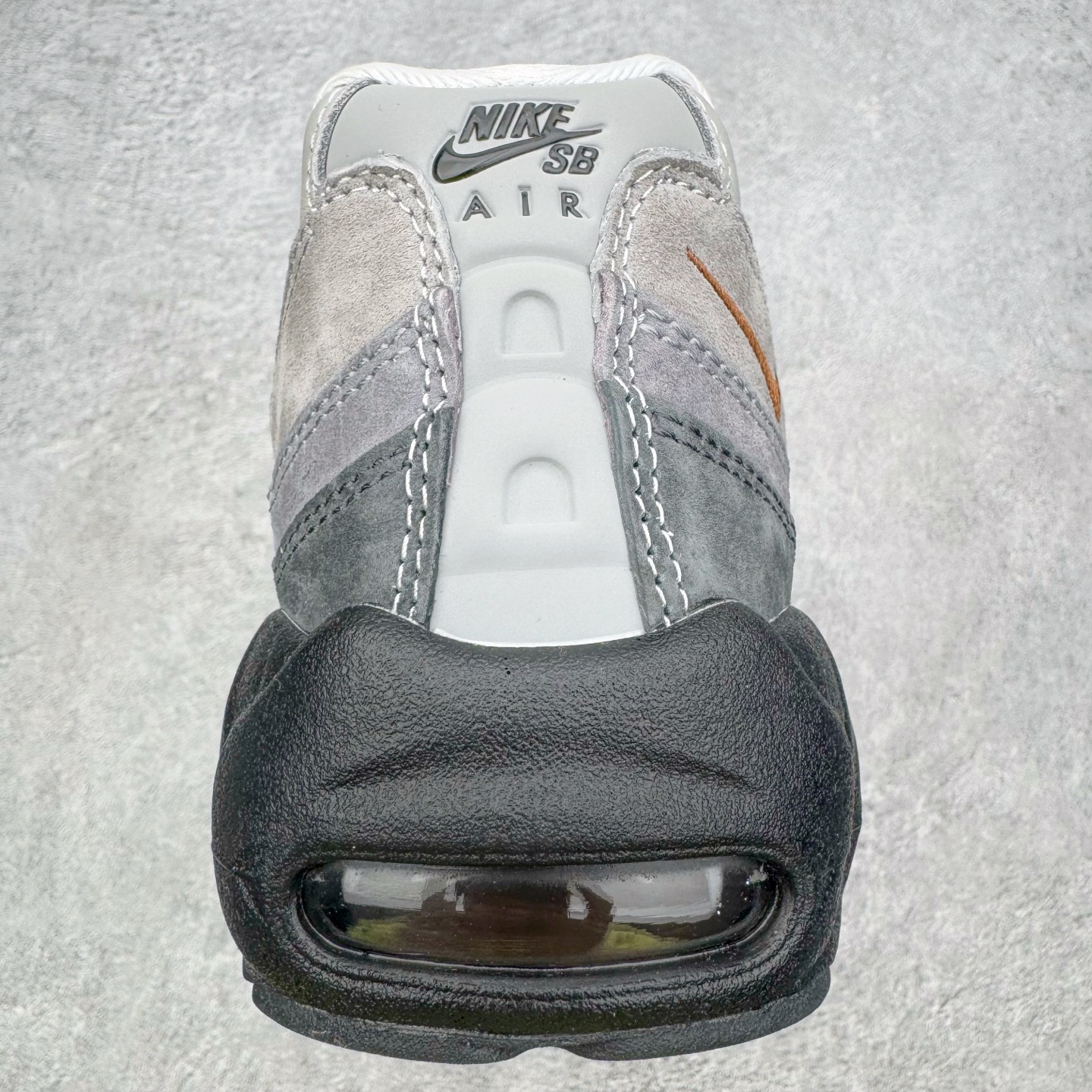 图片[8]-＃KZ神版 NK Air Max 95 OG 舒适百搭耐磨低帮气垫休闲跑步鞋 黑灰棕 HF7545-002 亲自操刀耗时半年开发 重金购买全套印尼原厂纸板楦头开发 2025官方主推系列 致敬诞生30周年的传奇鞋型 Air Max 95 系列再度重磅复刻归来 以全新配色续写光辉历史 更以现代手法重塑经典 将复古风格与前沿科技完美融合 一比一鞋头弧度高度鞋身弧度 东莞原厂模具大底 一码一模 原厂高韧性Tpu 独家供应45.5 48.5 原厂特供同批次皮料与Zp零色差 原厂特供内外标均可过绿X扫描认证 独家原装Big Bubble气垫 气垫体积更大 提供更强的缓震性能和回弹性 进口玻璃冲刀皮料裁剪零毛边 电脑针车工艺 鞋面不留荧光细节 平台可冲 超高鞋面清洁度 最高QC检验标准 控制溢胶瑕疵 每一双都是工艺品 实拍调校N版已经零色差零失真 百分百还原实物色彩所见即所得 不存在货不对板色差等低级问题 选购参考实物拍摄 不混卖不参货 只用心做好货严格选品 承诺混一赔十 尺码：40 40.5 41 42 42.5 43 44 44.5 45 45.5 46 47.5 48.5-选品中心