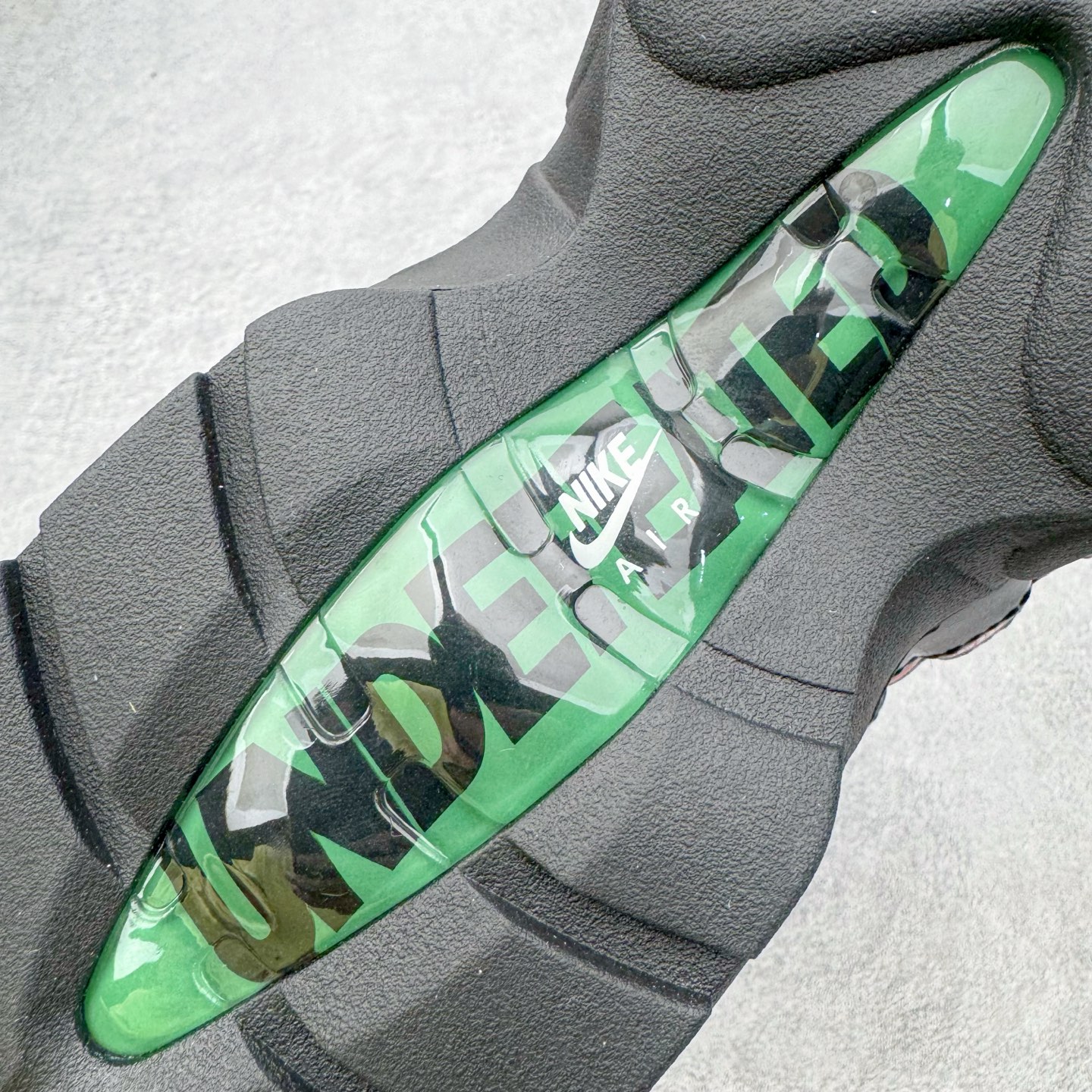 图片[20]-＃KZ神版 UNDEFEATED x NK Air Max 95 舒适耐用跑步鞋 男女同款 UNDF联名黑红 IB4453-001 亲自操刀耗时半年开发 重金购买全套印尼原厂纸板楦头开发 2025官方主推系列 致敬诞生30周年的传奇鞋型 Air Max 95 系列再度重磅复刻归来 以全新配色续写光辉历史 更以现代手法重塑经典 将复古风格与前沿科技完美融合 一比一鞋头弧度高度鞋身弧度 东莞原厂模具大底 一码一模 原厂高韧性Tpu 独家供应45.5 48.5 原厂特供同批次皮料与Zp零色差 原厂特供内外标均可过绿X扫描认证 独家原装Big Bubble气垫 气垫体积更大 提供更强的缓震性能和回弹性 进口玻璃冲刀皮料裁剪零毛边 电脑针车工艺 鞋面不留荧光细节 平台可冲 超高鞋面清洁度 最高QC检验标准 控制溢胶瑕疵 每一双都是工艺品 实拍调校N版已经零色差零失真 百分百还原实物色彩所见即所得 不存在货不对板色差等低级问题 选购参考实物拍摄 不混卖不参货 只用心做好货严格选品 承诺混一赔十 尺码：40 40.5 41 42 42.5 43 44 44.5 45 45.5 46 47.5 48.5-选品中心