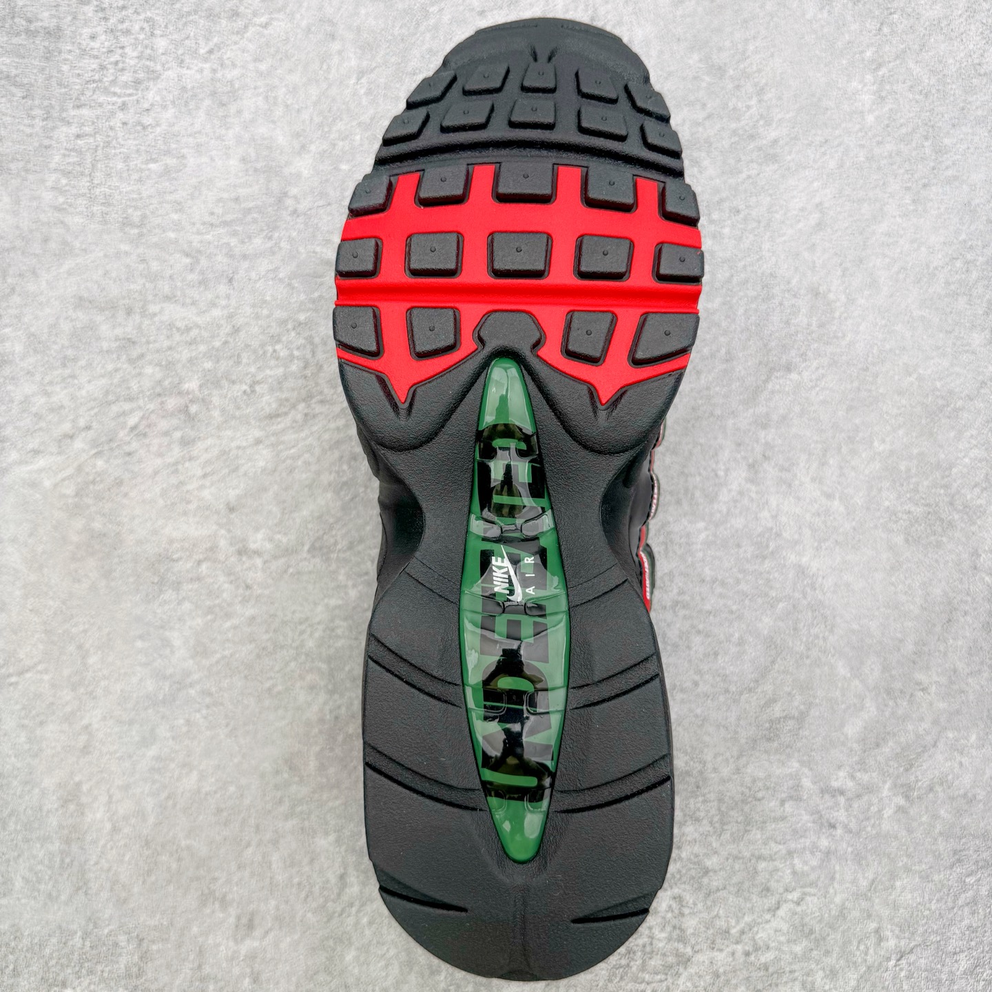 图片[9]-＃KZ神版 UNDEFEATED x NK Air Max 95 舒适耐用跑步鞋 男女同款 UNDF联名黑红 IB4453-001 亲自操刀耗时半年开发 重金购买全套印尼原厂纸板楦头开发 2025官方主推系列 致敬诞生30周年的传奇鞋型 Air Max 95 系列再度重磅复刻归来 以全新配色续写光辉历史 更以现代手法重塑经典 将复古风格与前沿科技完美融合 一比一鞋头弧度高度鞋身弧度 东莞原厂模具大底 一码一模 原厂高韧性Tpu 独家供应45.5 48.5 原厂特供同批次皮料与Zp零色差 原厂特供内外标均可过绿X扫描认证 独家原装Big Bubble气垫 气垫体积更大 提供更强的缓震性能和回弹性 进口玻璃冲刀皮料裁剪零毛边 电脑针车工艺 鞋面不留荧光细节 平台可冲 超高鞋面清洁度 最高QC检验标准 控制溢胶瑕疵 每一双都是工艺品 实拍调校N版已经零色差零失真 百分百还原实物色彩所见即所得 不存在货不对板色差等低级问题 选购参考实物拍摄 不混卖不参货 只用心做好货严格选品 承诺混一赔十 尺码：40 40.5 41 42 42.5 43 44 44.5 45 45.5 46 47.5 48.5-选品中心