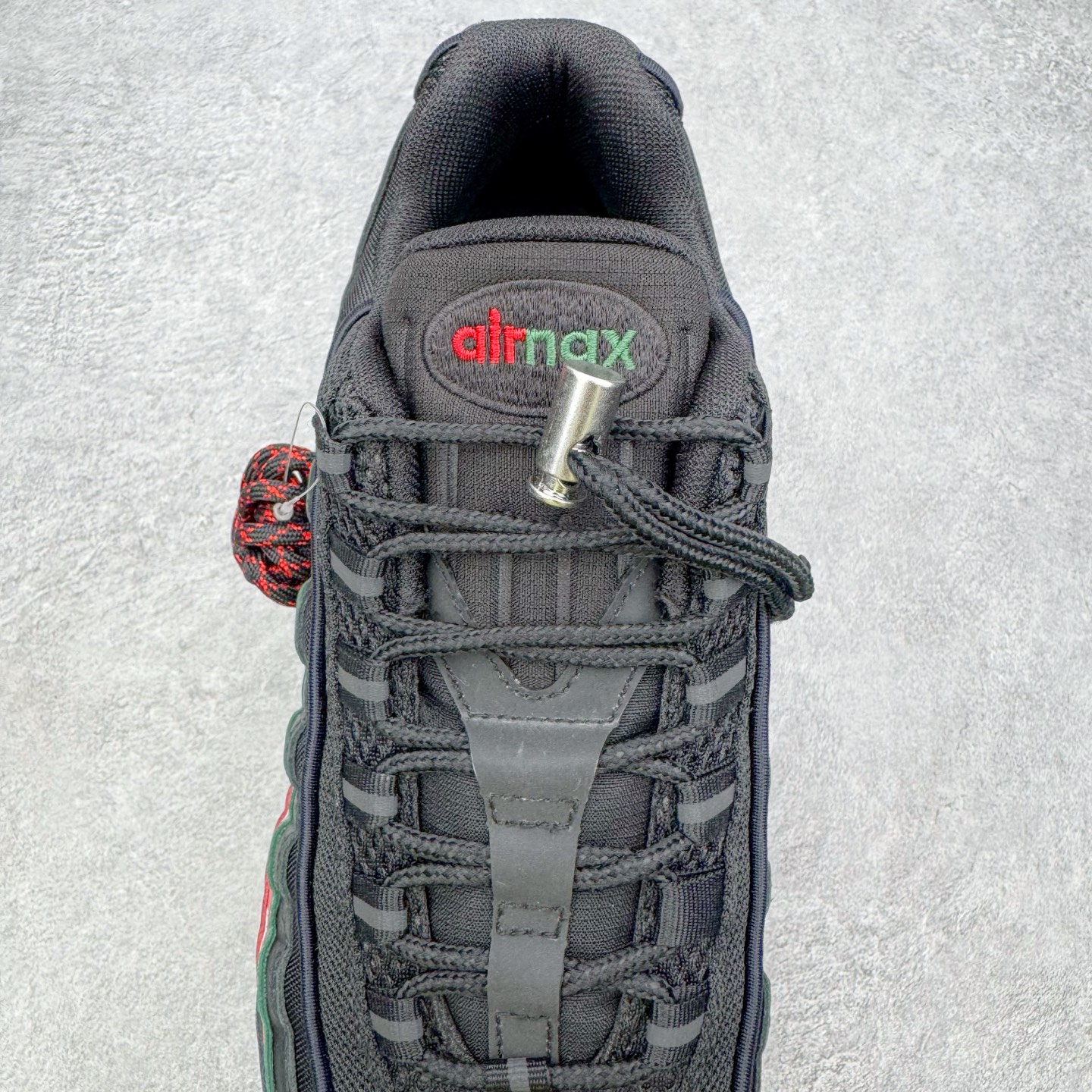 图片[5]-＃KZ神版 UNDEFEATED x NK Air Max 95 舒适耐用跑步鞋 男女同款 UNDF联名黑红 IB4453-001 亲自操刀耗时半年开发 重金购买全套印尼原厂纸板楦头开发 2025官方主推系列 致敬诞生30周年的传奇鞋型 Air Max 95 系列再度重磅复刻归来 以全新配色续写光辉历史 更以现代手法重塑经典 将复古风格与前沿科技完美融合 一比一鞋头弧度高度鞋身弧度 东莞原厂模具大底 一码一模 原厂高韧性Tpu 独家供应45.5 48.5 原厂特供同批次皮料与Zp零色差 原厂特供内外标均可过绿X扫描认证 独家原装Big Bubble气垫 气垫体积更大 提供更强的缓震性能和回弹性 进口玻璃冲刀皮料裁剪零毛边 电脑针车工艺 鞋面不留荧光细节 平台可冲 超高鞋面清洁度 最高QC检验标准 控制溢胶瑕疵 每一双都是工艺品 实拍调校N版已经零色差零失真 百分百还原实物色彩所见即所得 不存在货不对板色差等低级问题 选购参考实物拍摄 不混卖不参货 只用心做好货严格选品 承诺混一赔十 尺码：40 40.5 41 42 42.5 43 44 44.5 45 45.5 46 47.5 48.5-选品中心