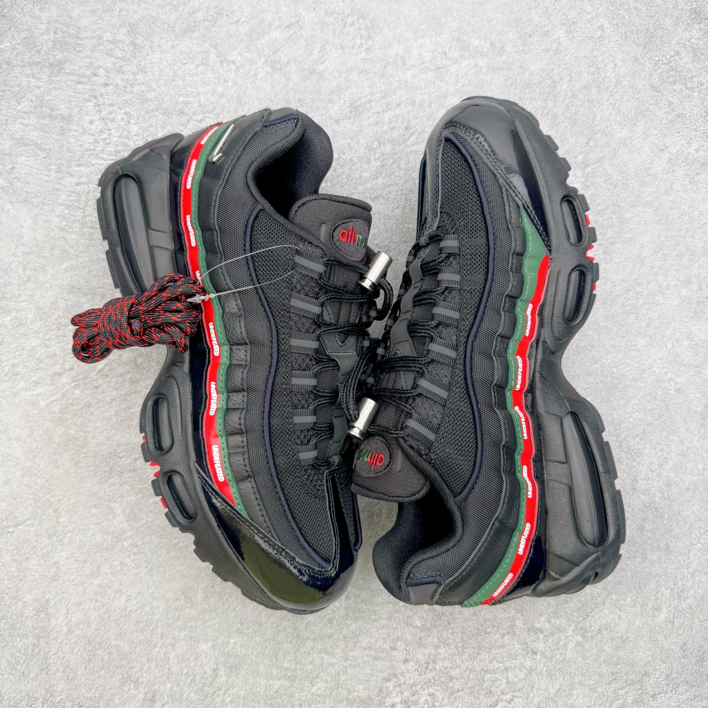 图片[3]-＃KZ神版 UNDEFEATED x NK Air Max 95 舒适耐用跑步鞋 男女同款 UNDF联名黑红 IB4453-001 亲自操刀耗时半年开发 重金购买全套印尼原厂纸板楦头开发 2025官方主推系列 致敬诞生30周年的传奇鞋型 Air Max 95 系列再度重磅复刻归来 以全新配色续写光辉历史 更以现代手法重塑经典 将复古风格与前沿科技完美融合 一比一鞋头弧度高度鞋身弧度 东莞原厂模具大底 一码一模 原厂高韧性Tpu 独家供应45.5 48.5 原厂特供同批次皮料与Zp零色差 原厂特供内外标均可过绿X扫描认证 独家原装Big Bubble气垫 气垫体积更大 提供更强的缓震性能和回弹性 进口玻璃冲刀皮料裁剪零毛边 电脑针车工艺 鞋面不留荧光细节 平台可冲 超高鞋面清洁度 最高QC检验标准 控制溢胶瑕疵 每一双都是工艺品 实拍调校N版已经零色差零失真 百分百还原实物色彩所见即所得 不存在货不对板色差等低级问题 选购参考实物拍摄 不混卖不参货 只用心做好货严格选品 承诺混一赔十 尺码：40 40.5 41 42 42.5 43 44 44.5 45 45.5 46 47.5 48.5-选品中心