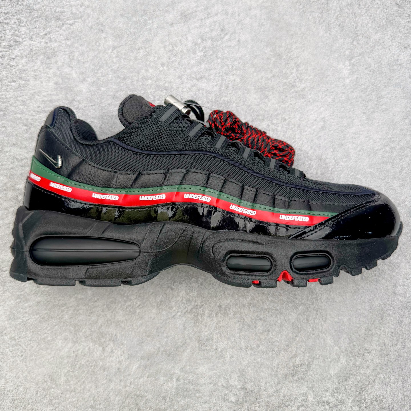 ＃KZ神版 UNDEFEATED x NK Air Max 95 舒适耐用跑步鞋 男女同款 UNDF联名黑红 IB4453-001 亲自操刀耗时半年开发 重金购买全套印尼原厂纸板楦头开发 2025官方主推系列 致敬诞生30周年的传奇鞋型 Air Max 95 系列再度重磅复刻归来 以全新配色续写光辉历史 更以现代手法重塑经典 将复古风格与前沿科技完美融合 一比一鞋头弧度高度鞋身弧度 东莞原厂模具大底 一码一模 原厂高韧性Tpu 独家供应45.5 48.5 原厂特供同批次皮料与Zp零色差 原厂特供内外标均可过绿X扫描认证 独家原装Big Bubble气垫 气垫体积更大 提供更强的缓震性能和回弹性 进口玻璃冲刀皮料裁剪零毛边 电脑针车工艺 鞋面不留荧光细节 平台可冲 超高鞋面清洁度 最高QC检验标准 控制溢胶瑕疵 每一双都是工艺品 实拍调校N版已经零色差零失真 百分百还原实物色彩所见即所得 不存在货不对板色差等低级问题 选购参考实物拍摄 不混卖不参货 只用心做好货严格选品 承诺混一赔十 尺码：40 40.5 41 42 42.5 43 44 44.5 45 45.5 46 47.5 48.5-选品中心