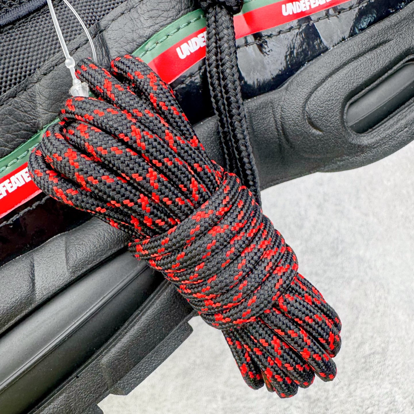图片[14]-＃KZ神版 UNDEFEATED x NK Air Max 95 舒适耐用跑步鞋 男女同款 UNDF联名黑红 IB4453-001 亲自操刀耗时半年开发 重金购买全套印尼原厂纸板楦头开发 2025官方主推系列 致敬诞生30周年的传奇鞋型 Air Max 95 系列再度重磅复刻归来 以全新配色续写光辉历史 更以现代手法重塑经典 将复古风格与前沿科技完美融合 一比一鞋头弧度高度鞋身弧度 东莞原厂模具大底 一码一模 原厂高韧性Tpu 独家供应45.5 48.5 原厂特供同批次皮料与Zp零色差 原厂特供内外标均可过绿X扫描认证 独家原装Big Bubble气垫 气垫体积更大 提供更强的缓震性能和回弹性 进口玻璃冲刀皮料裁剪零毛边 电脑针车工艺 鞋面不留荧光细节 平台可冲 超高鞋面清洁度 最高QC检验标准 控制溢胶瑕疵 每一双都是工艺品 实拍调校N版已经零色差零失真 百分百还原实物色彩所见即所得 不存在货不对板色差等低级问题 选购参考实物拍摄 不混卖不参货 只用心做好货严格选品 承诺混一赔十 尺码：40 40.5 41 42 42.5 43 44 44.5 45 45.5 46 47.5 48.5-选品中心