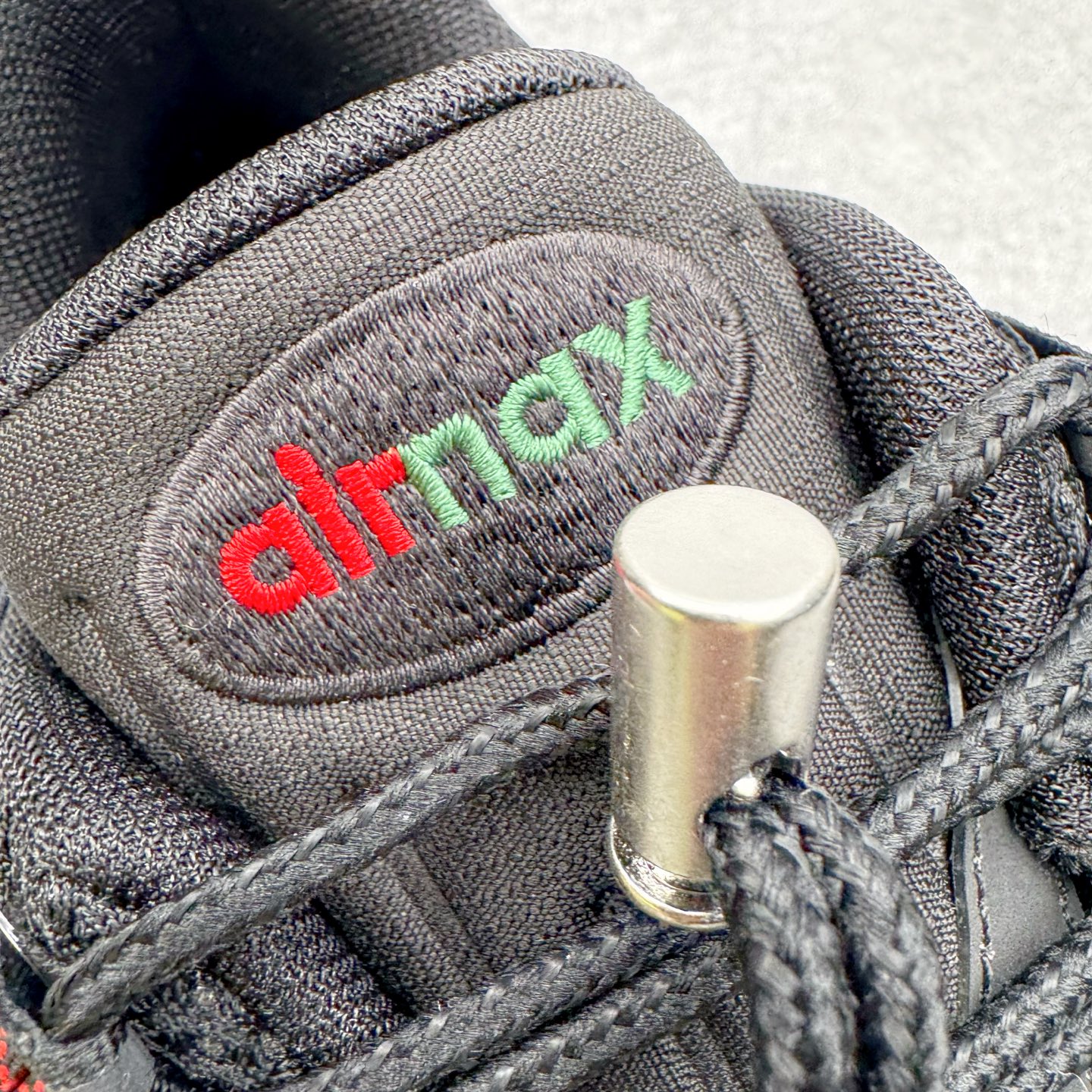 图片[13]-＃KZ神版 UNDEFEATED x NK Air Max 95 舒适耐用跑步鞋 男女同款 UNDF联名黑红 IB4453-001 亲自操刀耗时半年开发 重金购买全套印尼原厂纸板楦头开发 2025官方主推系列 致敬诞生30周年的传奇鞋型 Air Max 95 系列再度重磅复刻归来 以全新配色续写光辉历史 更以现代手法重塑经典 将复古风格与前沿科技完美融合 一比一鞋头弧度高度鞋身弧度 东莞原厂模具大底 一码一模 原厂高韧性Tpu 独家供应45.5 48.5 原厂特供同批次皮料与Zp零色差 原厂特供内外标均可过绿X扫描认证 独家原装Big Bubble气垫 气垫体积更大 提供更强的缓震性能和回弹性 进口玻璃冲刀皮料裁剪零毛边 电脑针车工艺 鞋面不留荧光细节 平台可冲 超高鞋面清洁度 最高QC检验标准 控制溢胶瑕疵 每一双都是工艺品 实拍调校N版已经零色差零失真 百分百还原实物色彩所见即所得 不存在货不对板色差等低级问题 选购参考实物拍摄 不混卖不参货 只用心做好货严格选品 承诺混一赔十 尺码：40 40.5 41 42 42.5 43 44 44.5 45 45.5 46 47.5 48.5-选品中心