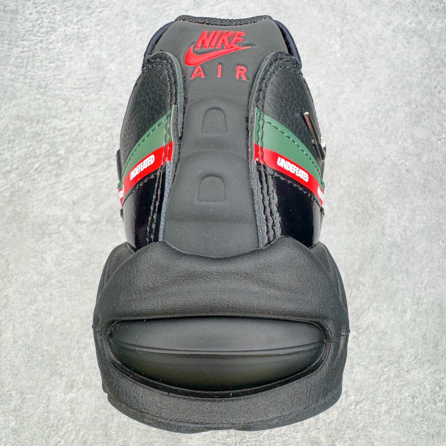 图片[8]-＃KZ神版 UNDEFEATED x NK Air Max 95 舒适耐用跑步鞋 男女同款 UNDF联名黑红 IB4453-001 亲自操刀耗时半年开发 重金购买全套印尼原厂纸板楦头开发 2025官方主推系列 致敬诞生30周年的传奇鞋型 Air Max 95 系列再度重磅复刻归来 以全新配色续写光辉历史 更以现代手法重塑经典 将复古风格与前沿科技完美融合 一比一鞋头弧度高度鞋身弧度 东莞原厂模具大底 一码一模 原厂高韧性Tpu 独家供应45.5 48.5 原厂特供同批次皮料与Zp零色差 原厂特供内外标均可过绿X扫描认证 独家原装Big Bubble气垫 气垫体积更大 提供更强的缓震性能和回弹性 进口玻璃冲刀皮料裁剪零毛边 电脑针车工艺 鞋面不留荧光细节 平台可冲 超高鞋面清洁度 最高QC检验标准 控制溢胶瑕疵 每一双都是工艺品 实拍调校N版已经零色差零失真 百分百还原实物色彩所见即所得 不存在货不对板色差等低级问题 选购参考实物拍摄 不混卖不参货 只用心做好货严格选品 承诺混一赔十 尺码：40 40.5 41 42 42.5 43 44 44.5 45 45.5 46 47.5 48.5-选品中心