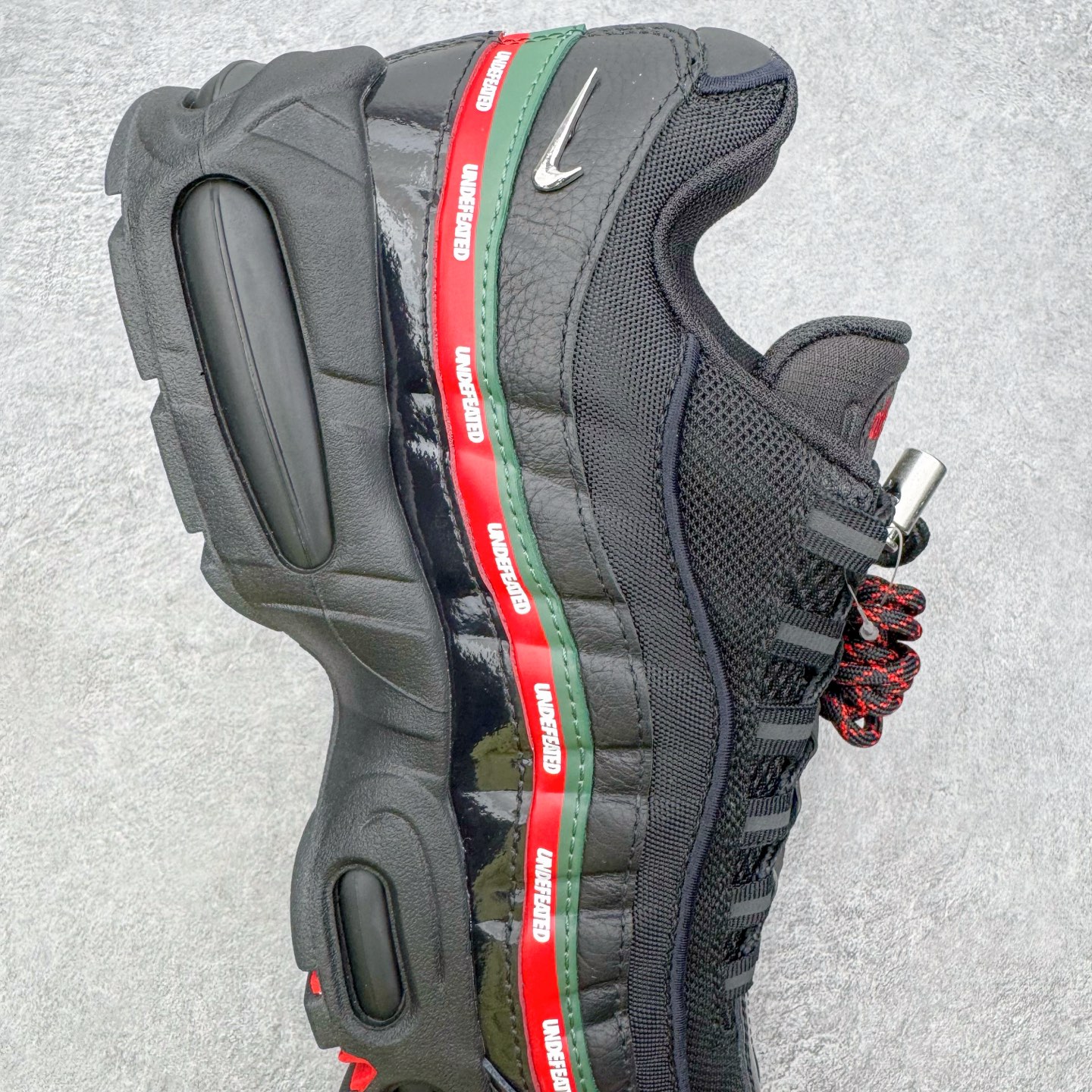 图片[6]-＃KZ神版 UNDEFEATED x NK Air Max 95 舒适耐用跑步鞋 男女同款 UNDF联名黑红 IB4453-001 亲自操刀耗时半年开发 重金购买全套印尼原厂纸板楦头开发 2025官方主推系列 致敬诞生30周年的传奇鞋型 Air Max 95 系列再度重磅复刻归来 以全新配色续写光辉历史 更以现代手法重塑经典 将复古风格与前沿科技完美融合 一比一鞋头弧度高度鞋身弧度 东莞原厂模具大底 一码一模 原厂高韧性Tpu 独家供应45.5 48.5 原厂特供同批次皮料与Zp零色差 原厂特供内外标均可过绿X扫描认证 独家原装Big Bubble气垫 气垫体积更大 提供更强的缓震性能和回弹性 进口玻璃冲刀皮料裁剪零毛边 电脑针车工艺 鞋面不留荧光细节 平台可冲 超高鞋面清洁度 最高QC检验标准 控制溢胶瑕疵 每一双都是工艺品 实拍调校N版已经零色差零失真 百分百还原实物色彩所见即所得 不存在货不对板色差等低级问题 选购参考实物拍摄 不混卖不参货 只用心做好货严格选品 承诺混一赔十 尺码：40 40.5 41 42 42.5 43 44 44.5 45 45.5 46 47.5 48.5-选品中心