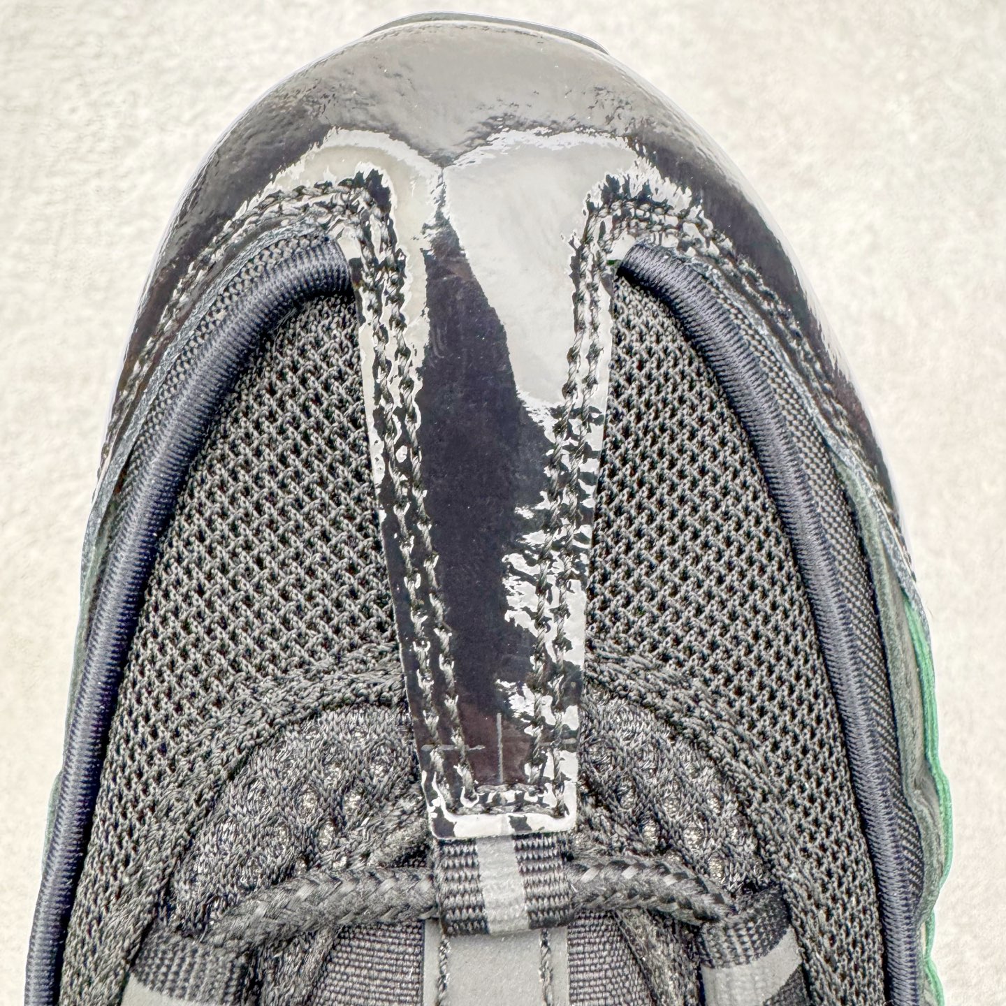 图片[15]-＃KZ神版 UNDEFEATED x NK Air Max 95 舒适耐用跑步鞋 男女同款 UNDF联名黑红 IB4453-001 亲自操刀耗时半年开发 重金购买全套印尼原厂纸板楦头开发 2025官方主推系列 致敬诞生30周年的传奇鞋型 Air Max 95 系列再度重磅复刻归来 以全新配色续写光辉历史 更以现代手法重塑经典 将复古风格与前沿科技完美融合 一比一鞋头弧度高度鞋身弧度 东莞原厂模具大底 一码一模 原厂高韧性Tpu 独家供应45.5 48.5 原厂特供同批次皮料与Zp零色差 原厂特供内外标均可过绿X扫描认证 独家原装Big Bubble气垫 气垫体积更大 提供更强的缓震性能和回弹性 进口玻璃冲刀皮料裁剪零毛边 电脑针车工艺 鞋面不留荧光细节 平台可冲 超高鞋面清洁度 最高QC检验标准 控制溢胶瑕疵 每一双都是工艺品 实拍调校N版已经零色差零失真 百分百还原实物色彩所见即所得 不存在货不对板色差等低级问题 选购参考实物拍摄 不混卖不参货 只用心做好货严格选品 承诺混一赔十 尺码：40 40.5 41 42 42.5 43 44 44.5 45 45.5 46 47.5 48.5-选品中心