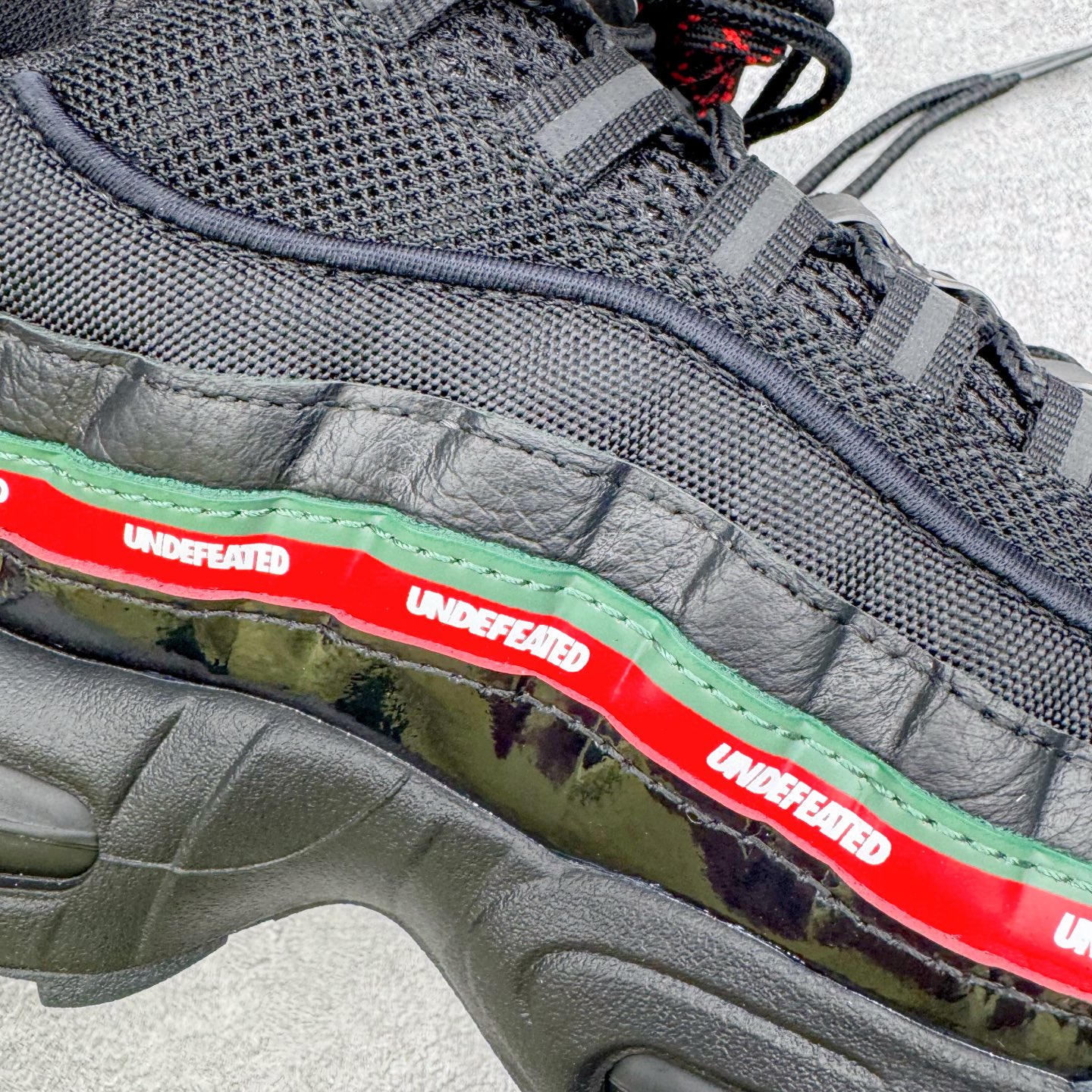 图片[17]-＃KZ神版 UNDEFEATED x NK Air Max 95 舒适耐用跑步鞋 男女同款 UNDF联名黑红 IB4453-001 亲自操刀耗时半年开发 重金购买全套印尼原厂纸板楦头开发 2025官方主推系列 致敬诞生30周年的传奇鞋型 Air Max 95 系列再度重磅复刻归来 以全新配色续写光辉历史 更以现代手法重塑经典 将复古风格与前沿科技完美融合 一比一鞋头弧度高度鞋身弧度 东莞原厂模具大底 一码一模 原厂高韧性Tpu 独家供应45.5 48.5 原厂特供同批次皮料与Zp零色差 原厂特供内外标均可过绿X扫描认证 独家原装Big Bubble气垫 气垫体积更大 提供更强的缓震性能和回弹性 进口玻璃冲刀皮料裁剪零毛边 电脑针车工艺 鞋面不留荧光细节 平台可冲 超高鞋面清洁度 最高QC检验标准 控制溢胶瑕疵 每一双都是工艺品 实拍调校N版已经零色差零失真 百分百还原实物色彩所见即所得 不存在货不对板色差等低级问题 选购参考实物拍摄 不混卖不参货 只用心做好货严格选品 承诺混一赔十 尺码：40 40.5 41 42 42.5 43 44 44.5 45 45.5 46 47.5 48.5-选品中心
