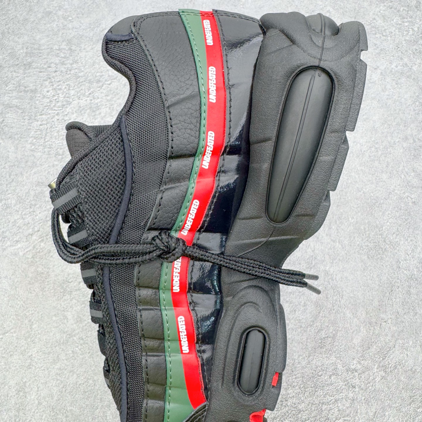 图片[7]-＃KZ神版 UNDEFEATED x NK Air Max 95 舒适耐用跑步鞋 男女同款 UNDF联名黑红 IB4453-001 亲自操刀耗时半年开发 重金购买全套印尼原厂纸板楦头开发 2025官方主推系列 致敬诞生30周年的传奇鞋型 Air Max 95 系列再度重磅复刻归来 以全新配色续写光辉历史 更以现代手法重塑经典 将复古风格与前沿科技完美融合 一比一鞋头弧度高度鞋身弧度 东莞原厂模具大底 一码一模 原厂高韧性Tpu 独家供应45.5 48.5 原厂特供同批次皮料与Zp零色差 原厂特供内外标均可过绿X扫描认证 独家原装Big Bubble气垫 气垫体积更大 提供更强的缓震性能和回弹性 进口玻璃冲刀皮料裁剪零毛边 电脑针车工艺 鞋面不留荧光细节 平台可冲 超高鞋面清洁度 最高QC检验标准 控制溢胶瑕疵 每一双都是工艺品 实拍调校N版已经零色差零失真 百分百还原实物色彩所见即所得 不存在货不对板色差等低级问题 选购参考实物拍摄 不混卖不参货 只用心做好货严格选品 承诺混一赔十 尺码：40 40.5 41 42 42.5 43 44 44.5 45 45.5 46 47.5 48.5-选品中心