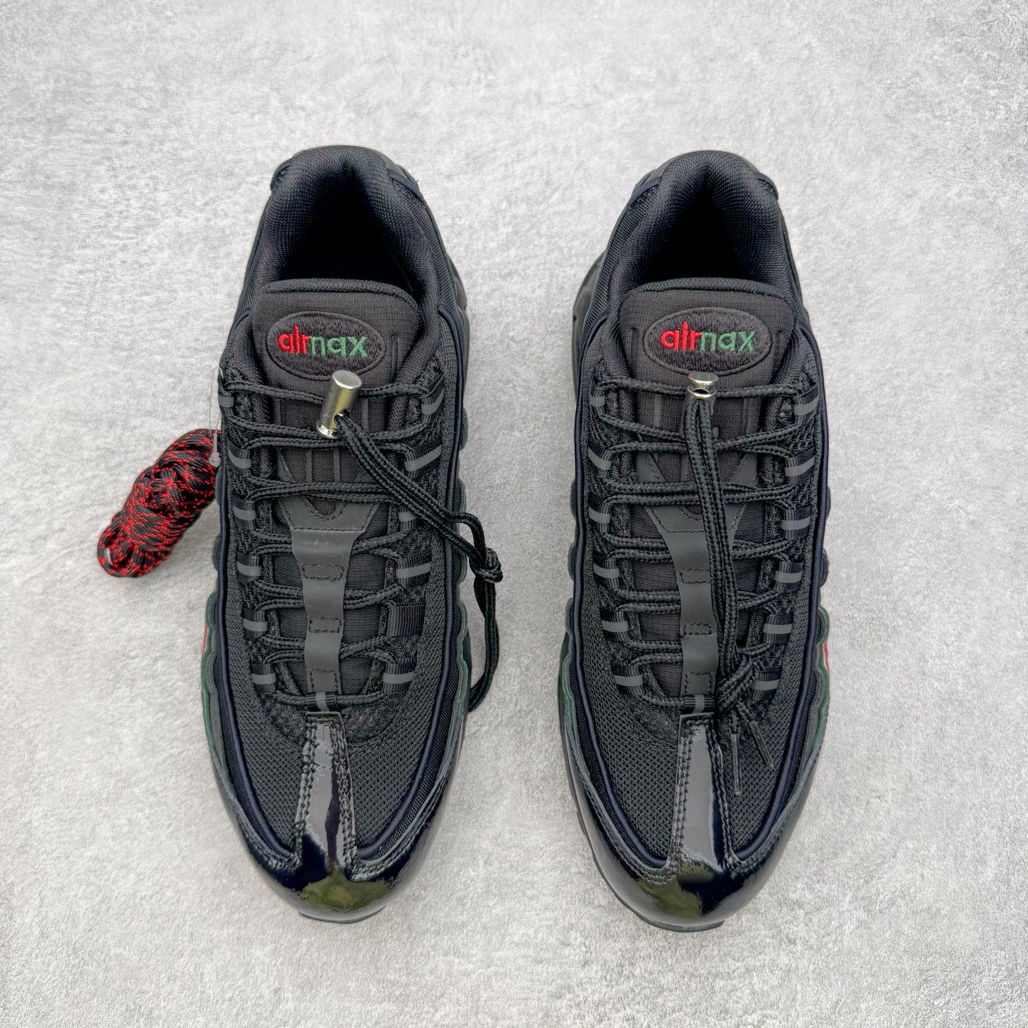 图片[2]-＃KZ神版 UNDEFEATED x NK Air Max 95 舒适耐用跑步鞋 男女同款 UNDF联名黑红 IB4453-001 亲自操刀耗时半年开发 重金购买全套印尼原厂纸板楦头开发 2025官方主推系列 致敬诞生30周年的传奇鞋型 Air Max 95 系列再度重磅复刻归来 以全新配色续写光辉历史 更以现代手法重塑经典 将复古风格与前沿科技完美融合 一比一鞋头弧度高度鞋身弧度 东莞原厂模具大底 一码一模 原厂高韧性Tpu 独家供应45.5 48.5 原厂特供同批次皮料与Zp零色差 原厂特供内外标均可过绿X扫描认证 独家原装Big Bubble气垫 气垫体积更大 提供更强的缓震性能和回弹性 进口玻璃冲刀皮料裁剪零毛边 电脑针车工艺 鞋面不留荧光细节 平台可冲 超高鞋面清洁度 最高QC检验标准 控制溢胶瑕疵 每一双都是工艺品 实拍调校N版已经零色差零失真 百分百还原实物色彩所见即所得 不存在货不对板色差等低级问题 选购参考实物拍摄 不混卖不参货 只用心做好货严格选品 承诺混一赔十 尺码：40 40.5 41 42 42.5 43 44 44.5 45 45.5 46 47.5 48.5-选品中心