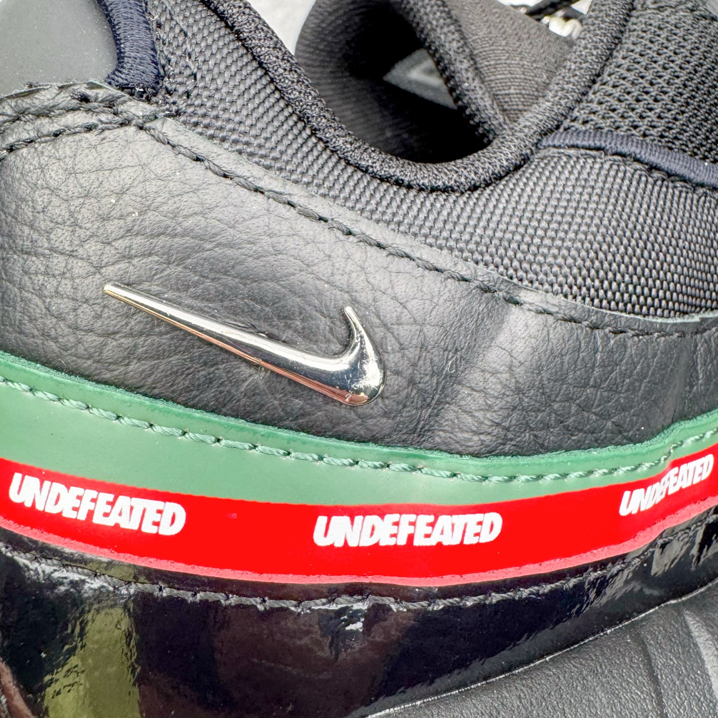 图片[18]-＃KZ神版 UNDEFEATED x NK Air Max 95 舒适耐用跑步鞋 男女同款 UNDF联名黑红 IB4453-001 亲自操刀耗时半年开发 重金购买全套印尼原厂纸板楦头开发 2025官方主推系列 致敬诞生30周年的传奇鞋型 Air Max 95 系列再度重磅复刻归来 以全新配色续写光辉历史 更以现代手法重塑经典 将复古风格与前沿科技完美融合 一比一鞋头弧度高度鞋身弧度 东莞原厂模具大底 一码一模 原厂高韧性Tpu 独家供应45.5 48.5 原厂特供同批次皮料与Zp零色差 原厂特供内外标均可过绿X扫描认证 独家原装Big Bubble气垫 气垫体积更大 提供更强的缓震性能和回弹性 进口玻璃冲刀皮料裁剪零毛边 电脑针车工艺 鞋面不留荧光细节 平台可冲 超高鞋面清洁度 最高QC检验标准 控制溢胶瑕疵 每一双都是工艺品 实拍调校N版已经零色差零失真 百分百还原实物色彩所见即所得 不存在货不对板色差等低级问题 选购参考实物拍摄 不混卖不参货 只用心做好货严格选品 承诺混一赔十 尺码：40 40.5 41 42 42.5 43 44 44.5 45 45.5 46 47.5 48.5-选品中心
