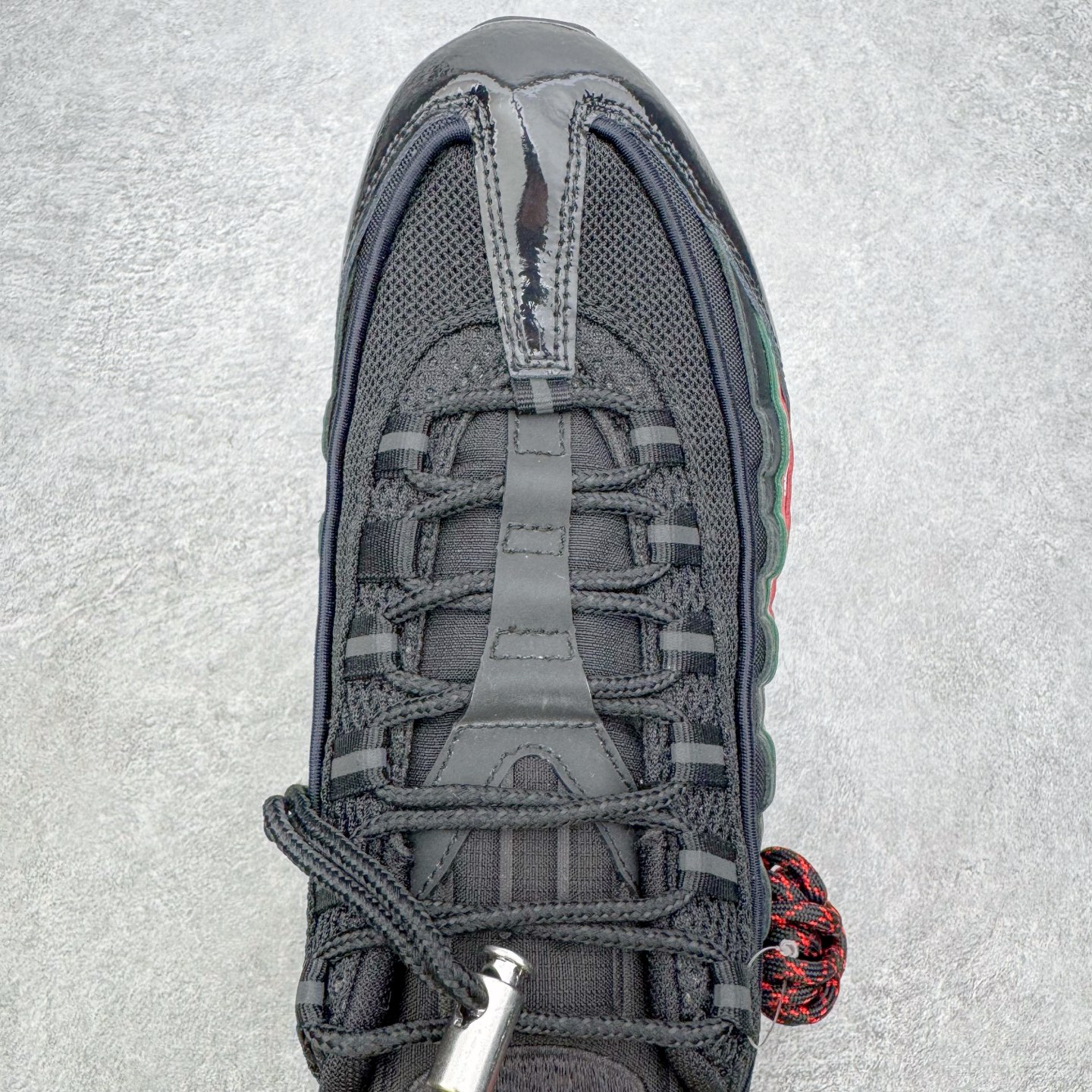图片[4]-＃KZ神版 UNDEFEATED x NK Air Max 95 舒适耐用跑步鞋 男女同款 UNDF联名黑红 IB4453-001 亲自操刀耗时半年开发 重金购买全套印尼原厂纸板楦头开发 2025官方主推系列 致敬诞生30周年的传奇鞋型 Air Max 95 系列再度重磅复刻归来 以全新配色续写光辉历史 更以现代手法重塑经典 将复古风格与前沿科技完美融合 一比一鞋头弧度高度鞋身弧度 东莞原厂模具大底 一码一模 原厂高韧性Tpu 独家供应45.5 48.5 原厂特供同批次皮料与Zp零色差 原厂特供内外标均可过绿X扫描认证 独家原装Big Bubble气垫 气垫体积更大 提供更强的缓震性能和回弹性 进口玻璃冲刀皮料裁剪零毛边 电脑针车工艺 鞋面不留荧光细节 平台可冲 超高鞋面清洁度 最高QC检验标准 控制溢胶瑕疵 每一双都是工艺品 实拍调校N版已经零色差零失真 百分百还原实物色彩所见即所得 不存在货不对板色差等低级问题 选购参考实物拍摄 不混卖不参货 只用心做好货严格选品 承诺混一赔十 尺码：40 40.5 41 42 42.5 43 44 44.5 45 45.5 46 47.5 48.5-选品中心