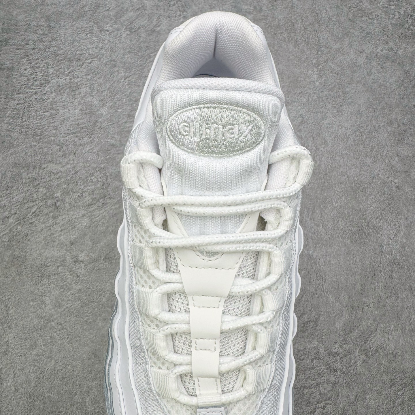 图片[5]-＃KZ神版 NK Air Max 95 Big Bubble OG 时尚舒适耐磨 低帮跑步鞋 男女同款 白色 HM8755-100 亲自操刀耗时半年开发 重金购买全套印尼原厂纸板楦头开发 2025官方主推系列 致敬诞生30周年的传奇鞋型 Air Max 95 系列再度重磅复刻归来 以全新配色续写光辉历史 更以现代手法重塑经典 将复古风格与前沿科技完美融合 一比一鞋头弧度高度鞋身弧度 东莞原厂模具大底 一码一模 原厂高韧性Tpu 独家供应45.5 48.5 原厂特供同批次皮料与Zp零色差 原厂特供内外标均可过绿X扫描认证 独家原装Big Bubble气垫 气垫体积更大 提供更强的缓震性能和回弹性 进口玻璃冲刀皮料裁剪零毛边 电脑针车工艺 鞋面不留荧光细节 平台可冲 超高鞋面清洁度 最高QC检验标准 控制溢胶瑕疵 每一双都是工艺品 实拍调校N版已经零色差零失真 百分百还原实物色彩所见即所得 不存在货不对板色差等低级问题 选购参考实物拍摄 不混卖不参货 只用心做好货严格选品 承诺混一赔十 尺码：40 40.5 41 42 42.5 43 44 44.5 45 45.5 46 47.5 48.5-选品中心