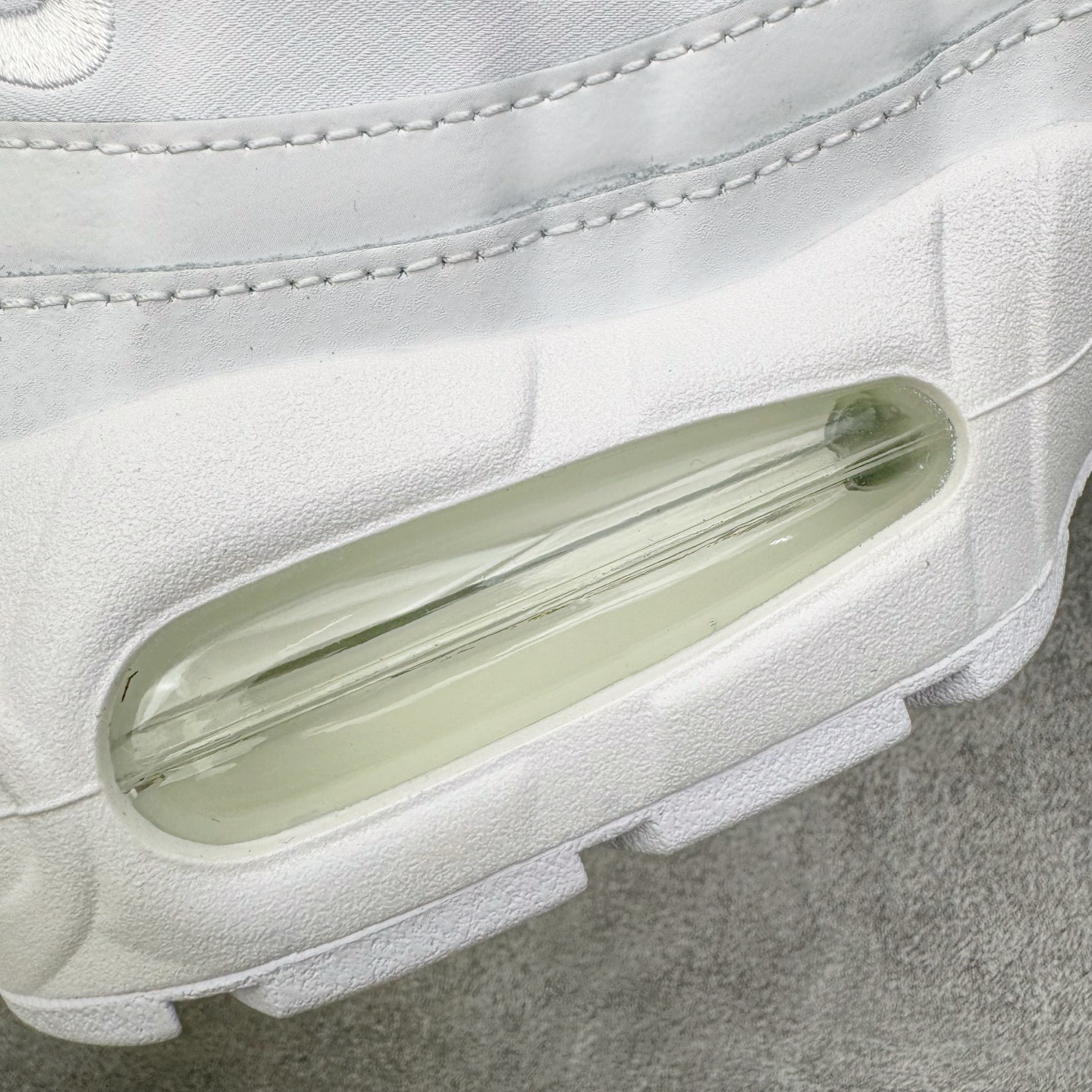 图片[18]-＃KZ神版 NK Air Max 95 Big Bubble OG 时尚舒适耐磨 低帮跑步鞋 男女同款 白色 HM8755-100 亲自操刀耗时半年开发 重金购买全套印尼原厂纸板楦头开发 2025官方主推系列 致敬诞生30周年的传奇鞋型 Air Max 95 系列再度重磅复刻归来 以全新配色续写光辉历史 更以现代手法重塑经典 将复古风格与前沿科技完美融合 一比一鞋头弧度高度鞋身弧度 东莞原厂模具大底 一码一模 原厂高韧性Tpu 独家供应45.5 48.5 原厂特供同批次皮料与Zp零色差 原厂特供内外标均可过绿X扫描认证 独家原装Big Bubble气垫 气垫体积更大 提供更强的缓震性能和回弹性 进口玻璃冲刀皮料裁剪零毛边 电脑针车工艺 鞋面不留荧光细节 平台可冲 超高鞋面清洁度 最高QC检验标准 控制溢胶瑕疵 每一双都是工艺品 实拍调校N版已经零色差零失真 百分百还原实物色彩所见即所得 不存在货不对板色差等低级问题 选购参考实物拍摄 不混卖不参货 只用心做好货严格选品 承诺混一赔十 尺码：40 40.5 41 42 42.5 43 44 44.5 45 45.5 46 47.5 48.5-选品中心