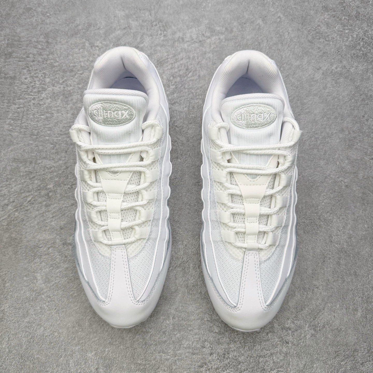 图片[2]-＃KZ神版 NK Air Max 95 Big Bubble OG 时尚舒适耐磨 低帮跑步鞋 男女同款 白色 HM8755-100 亲自操刀耗时半年开发 重金购买全套印尼原厂纸板楦头开发 2025官方主推系列 致敬诞生30周年的传奇鞋型 Air Max 95 系列再度重磅复刻归来 以全新配色续写光辉历史 更以现代手法重塑经典 将复古风格与前沿科技完美融合 一比一鞋头弧度高度鞋身弧度 东莞原厂模具大底 一码一模 原厂高韧性Tpu 独家供应45.5 48.5 原厂特供同批次皮料与Zp零色差 原厂特供内外标均可过绿X扫描认证 独家原装Big Bubble气垫 气垫体积更大 提供更强的缓震性能和回弹性 进口玻璃冲刀皮料裁剪零毛边 电脑针车工艺 鞋面不留荧光细节 平台可冲 超高鞋面清洁度 最高QC检验标准 控制溢胶瑕疵 每一双都是工艺品 实拍调校N版已经零色差零失真 百分百还原实物色彩所见即所得 不存在货不对板色差等低级问题 选购参考实物拍摄 不混卖不参货 只用心做好货严格选品 承诺混一赔十 尺码：40 40.5 41 42 42.5 43 44 44.5 45 45.5 46 47.5 48.5-选品中心