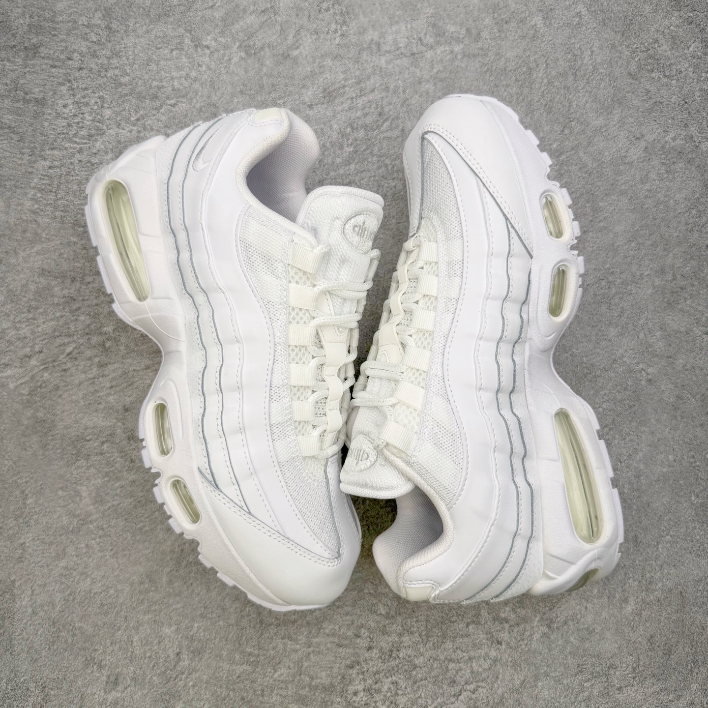 图片[3]-＃KZ神版 NK Air Max 95 Big Bubble OG 时尚舒适耐磨 低帮跑步鞋 男女同款 白色 HM8755-100 亲自操刀耗时半年开发 重金购买全套印尼原厂纸板楦头开发 2025官方主推系列 致敬诞生30周年的传奇鞋型 Air Max 95 系列再度重磅复刻归来 以全新配色续写光辉历史 更以现代手法重塑经典 将复古风格与前沿科技完美融合 一比一鞋头弧度高度鞋身弧度 东莞原厂模具大底 一码一模 原厂高韧性Tpu 独家供应45.5 48.5 原厂特供同批次皮料与Zp零色差 原厂特供内外标均可过绿X扫描认证 独家原装Big Bubble气垫 气垫体积更大 提供更强的缓震性能和回弹性 进口玻璃冲刀皮料裁剪零毛边 电脑针车工艺 鞋面不留荧光细节 平台可冲 超高鞋面清洁度 最高QC检验标准 控制溢胶瑕疵 每一双都是工艺品 实拍调校N版已经零色差零失真 百分百还原实物色彩所见即所得 不存在货不对板色差等低级问题 选购参考实物拍摄 不混卖不参货 只用心做好货严格选品 承诺混一赔十 尺码：40 40.5 41 42 42.5 43 44 44.5 45 45.5 46 47.5 48.5-选品中心