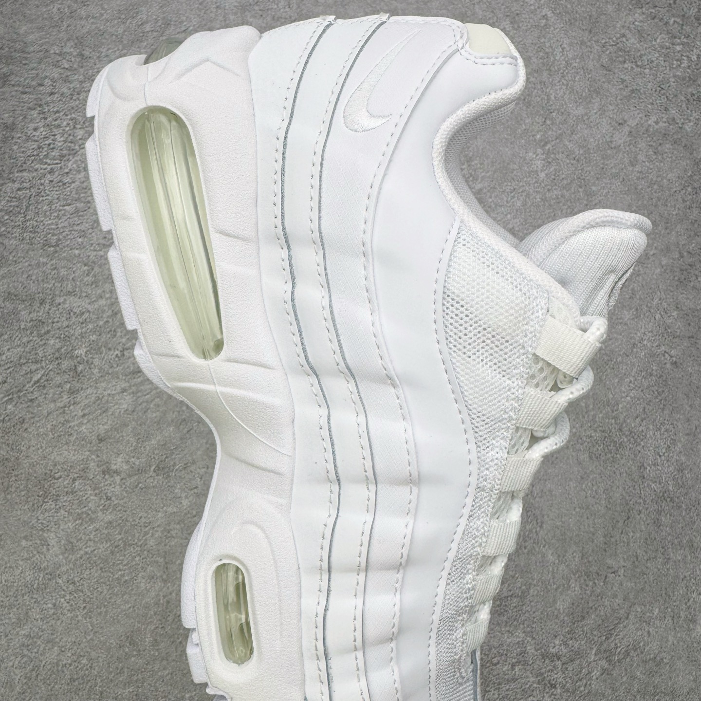 图片[6]-＃KZ神版 NK Air Max 95 Big Bubble OG 时尚舒适耐磨 低帮跑步鞋 男女同款 白色 HM8755-100 亲自操刀耗时半年开发 重金购买全套印尼原厂纸板楦头开发 2025官方主推系列 致敬诞生30周年的传奇鞋型 Air Max 95 系列再度重磅复刻归来 以全新配色续写光辉历史 更以现代手法重塑经典 将复古风格与前沿科技完美融合 一比一鞋头弧度高度鞋身弧度 东莞原厂模具大底 一码一模 原厂高韧性Tpu 独家供应45.5 48.5 原厂特供同批次皮料与Zp零色差 原厂特供内外标均可过绿X扫描认证 独家原装Big Bubble气垫 气垫体积更大 提供更强的缓震性能和回弹性 进口玻璃冲刀皮料裁剪零毛边 电脑针车工艺 鞋面不留荧光细节 平台可冲 超高鞋面清洁度 最高QC检验标准 控制溢胶瑕疵 每一双都是工艺品 实拍调校N版已经零色差零失真 百分百还原实物色彩所见即所得 不存在货不对板色差等低级问题 选购参考实物拍摄 不混卖不参货 只用心做好货严格选品 承诺混一赔十 尺码：40 40.5 41 42 42.5 43 44 44.5 45 45.5 46 47.5 48.5-选品中心