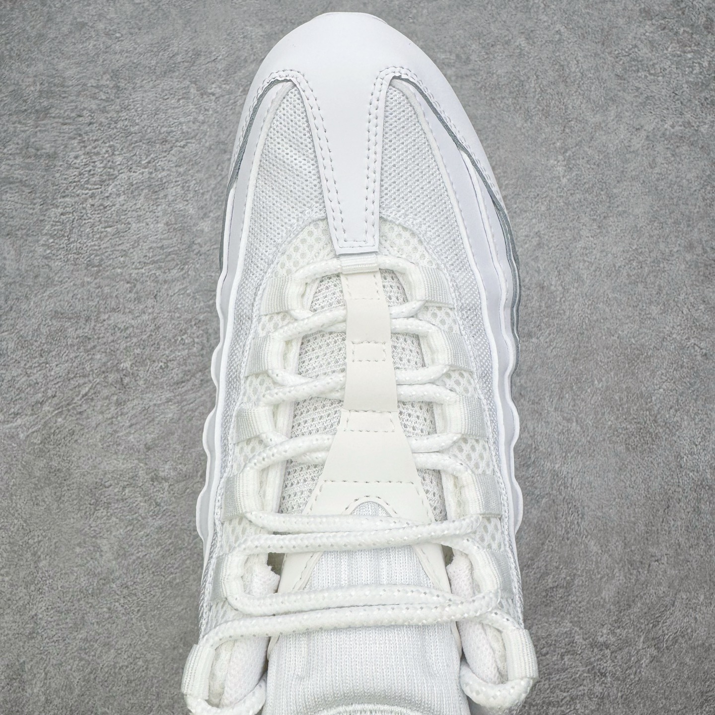 图片[4]-＃KZ神版 NK Air Max 95 Big Bubble OG 时尚舒适耐磨 低帮跑步鞋 男女同款 白色 HM8755-100 亲自操刀耗时半年开发 重金购买全套印尼原厂纸板楦头开发 2025官方主推系列 致敬诞生30周年的传奇鞋型 Air Max 95 系列再度重磅复刻归来 以全新配色续写光辉历史 更以现代手法重塑经典 将复古风格与前沿科技完美融合 一比一鞋头弧度高度鞋身弧度 东莞原厂模具大底 一码一模 原厂高韧性Tpu 独家供应45.5 48.5 原厂特供同批次皮料与Zp零色差 原厂特供内外标均可过绿X扫描认证 独家原装Big Bubble气垫 气垫体积更大 提供更强的缓震性能和回弹性 进口玻璃冲刀皮料裁剪零毛边 电脑针车工艺 鞋面不留荧光细节 平台可冲 超高鞋面清洁度 最高QC检验标准 控制溢胶瑕疵 每一双都是工艺品 实拍调校N版已经零色差零失真 百分百还原实物色彩所见即所得 不存在货不对板色差等低级问题 选购参考实物拍摄 不混卖不参货 只用心做好货严格选品 承诺混一赔十 尺码：40 40.5 41 42 42.5 43 44 44.5 45 45.5 46 47.5 48.5-选品中心