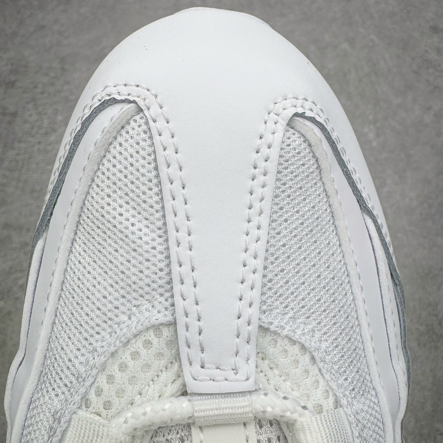 图片[14]-＃KZ神版 NK Air Max 95 Big Bubble OG 时尚舒适耐磨 低帮跑步鞋 男女同款 白色 HM8755-100 亲自操刀耗时半年开发 重金购买全套印尼原厂纸板楦头开发 2025官方主推系列 致敬诞生30周年的传奇鞋型 Air Max 95 系列再度重磅复刻归来 以全新配色续写光辉历史 更以现代手法重塑经典 将复古风格与前沿科技完美融合 一比一鞋头弧度高度鞋身弧度 东莞原厂模具大底 一码一模 原厂高韧性Tpu 独家供应45.5 48.5 原厂特供同批次皮料与Zp零色差 原厂特供内外标均可过绿X扫描认证 独家原装Big Bubble气垫 气垫体积更大 提供更强的缓震性能和回弹性 进口玻璃冲刀皮料裁剪零毛边 电脑针车工艺 鞋面不留荧光细节 平台可冲 超高鞋面清洁度 最高QC检验标准 控制溢胶瑕疵 每一双都是工艺品 实拍调校N版已经零色差零失真 百分百还原实物色彩所见即所得 不存在货不对板色差等低级问题 选购参考实物拍摄 不混卖不参货 只用心做好货严格选品 承诺混一赔十 尺码：40 40.5 41 42 42.5 43 44 44.5 45 45.5 46 47.5 48.5-选品中心